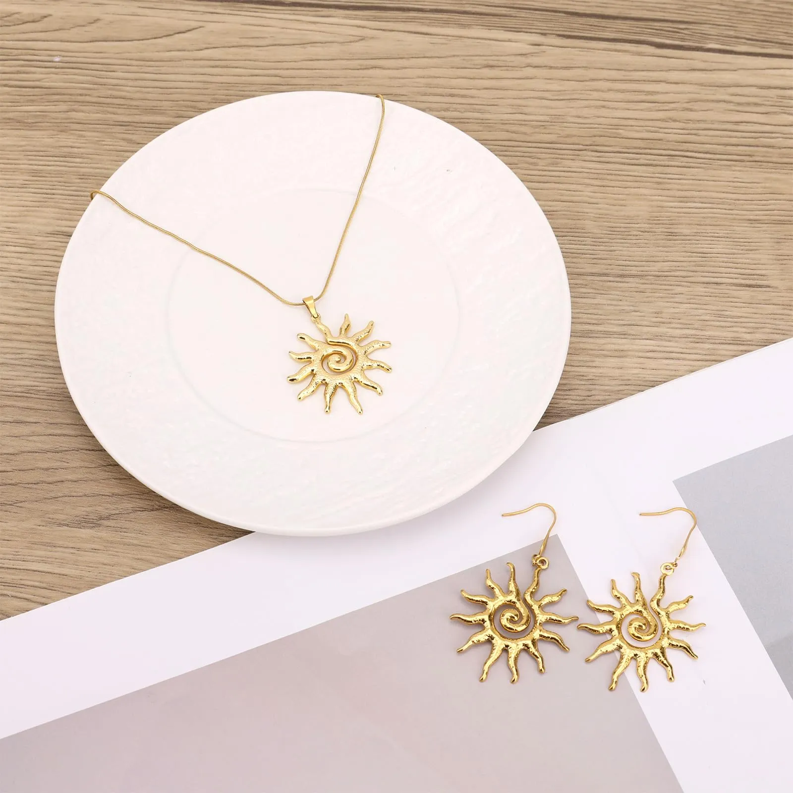Mikovivi Set di Gioielli in Oro con Collana e Orecchini a Forma di Sole in Acciaio Inossidabile - immagine 3