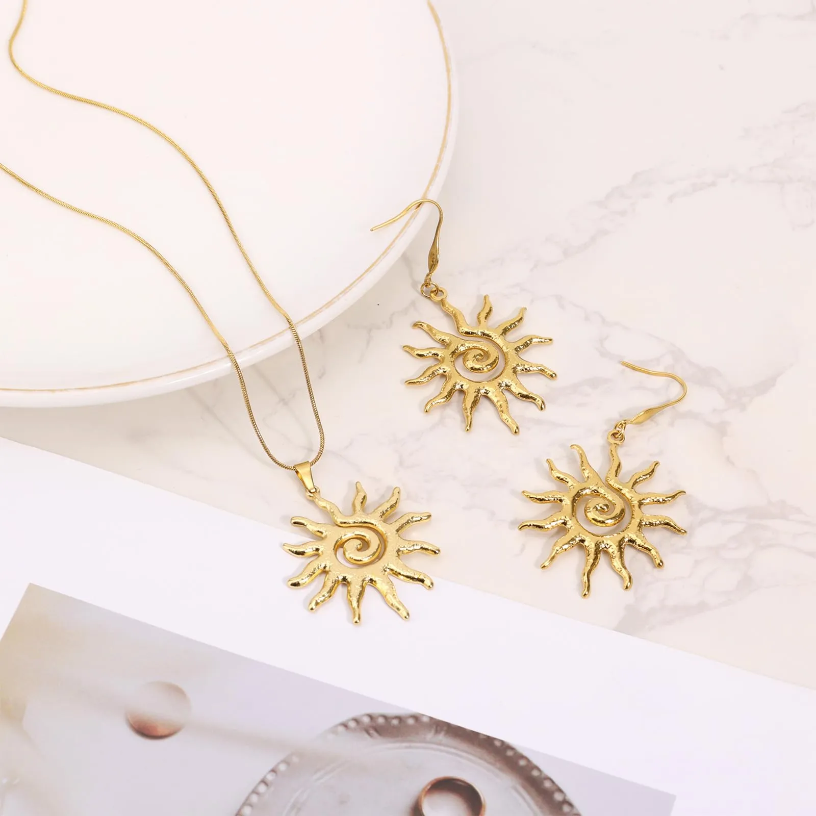 Mikovivi Set di Gioielli in Oro con Collana e Orecchini a Forma di Sole in Acciaio Inossidabile - immagine 4