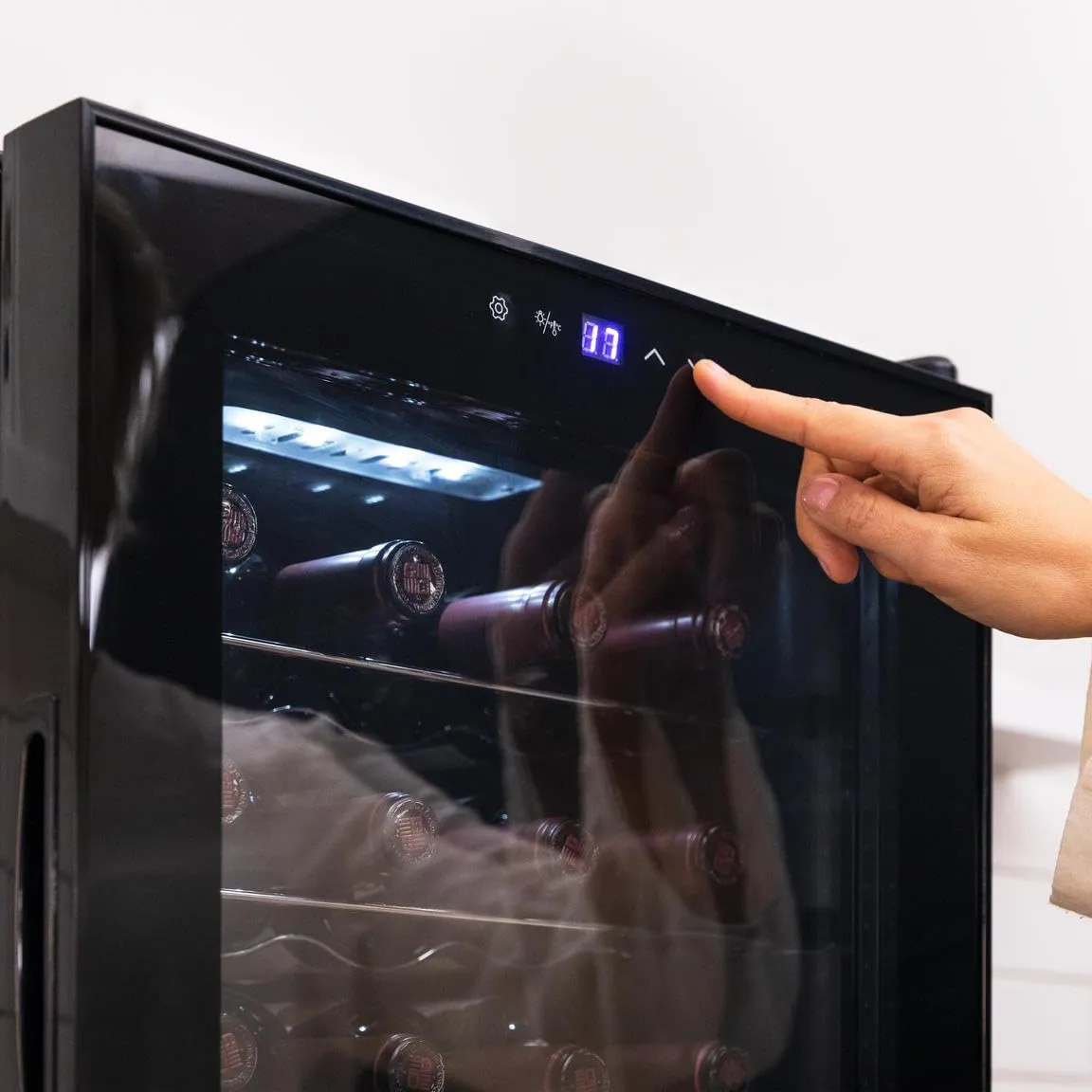 Cecotec Bolero GrandSommelier 2050 Black Compressor Wine Cooler, 20 Bottles, 5-18ºC, Touch Control - immagine 2