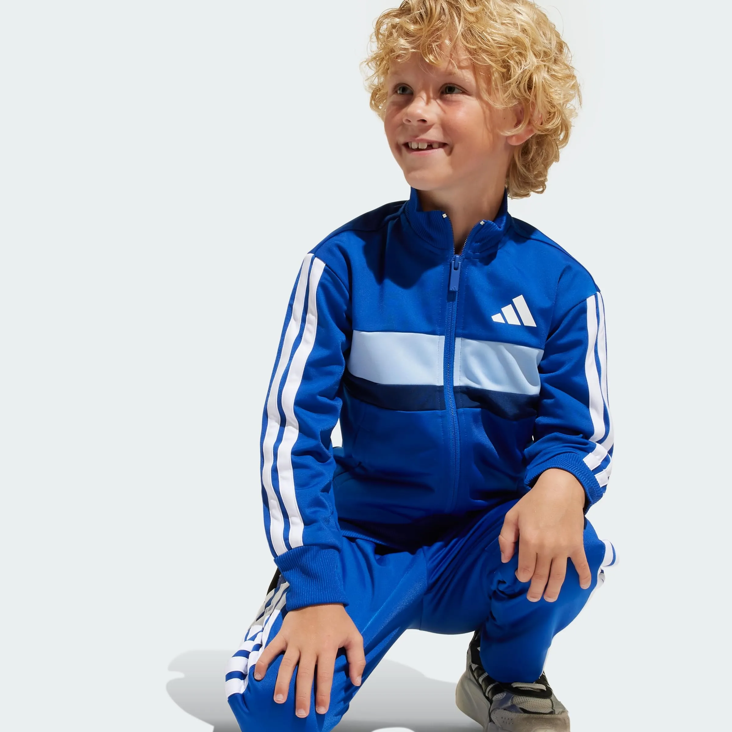 adidas Bambini Seasonal Essentials Tiberio 3 Stripes Tricot Tracksuit, Royal Blue/White/Glow Blue, 7-8 Years - immagine 2