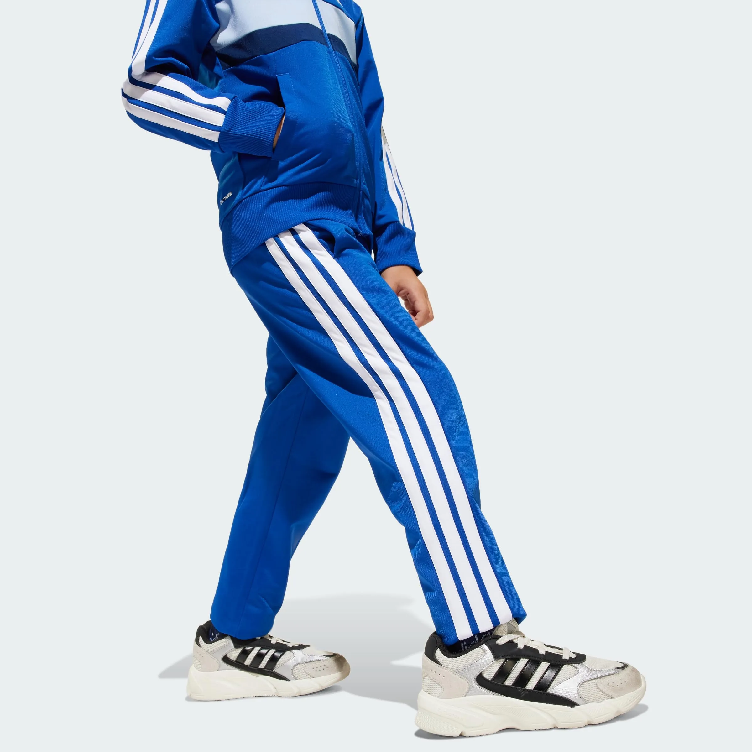adidas Bambini Seasonal Essentials Tiberio 3 Stripes Tricot Tracksuit, Royal Blue/White/Glow Blue, 7-8 Years - immagine 3