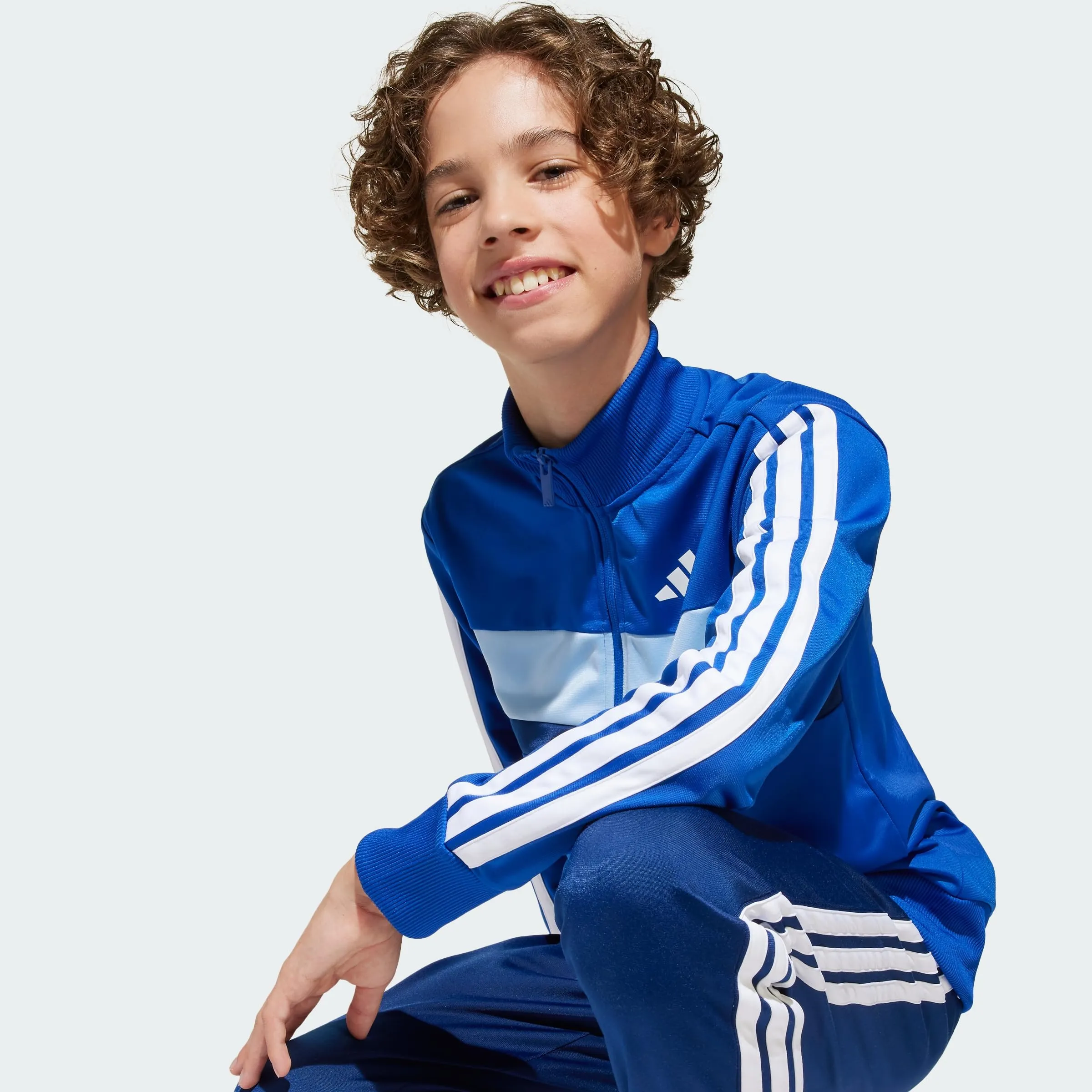 adidas Bambini Seasonal Essentials Tiberio 3 Stripes Tricot Tracksuit, Royal Blue/White/Glow Blue, 13-14 Years - immagine 2