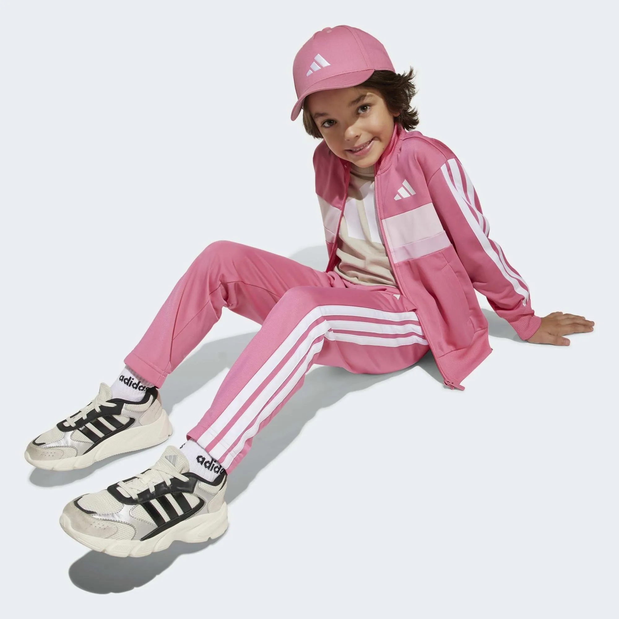 adidas Bambini Seasonal Essentials Tiberio 3 Stripes Tricot Tracksuit, Pink Fusion/White/Clear Pink, 3-4 Years - immagine 6