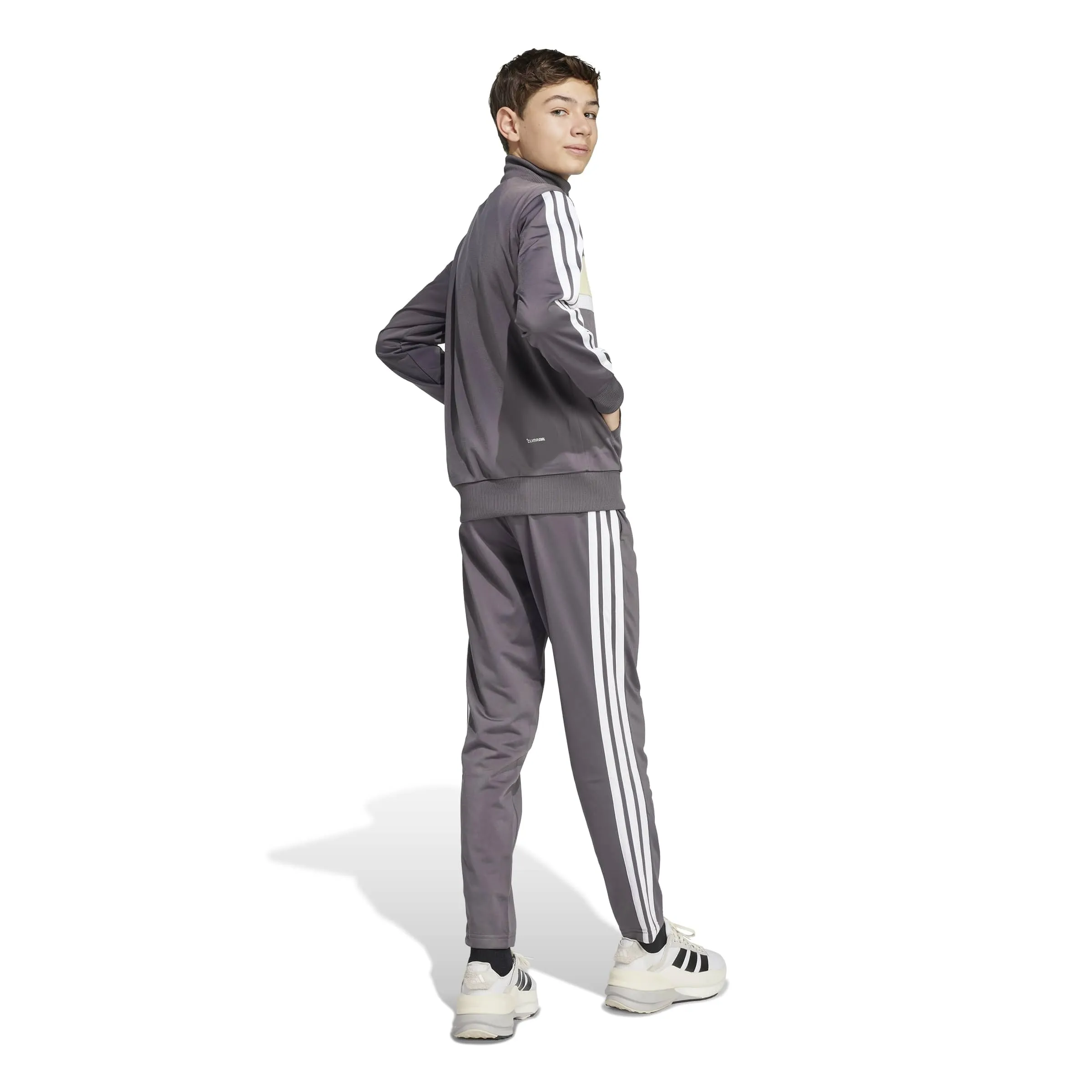 adidas Bambini Seasonal Essentials Tiberio 3 Stripes Tricot Tracksuit, Grey Strata/White/Powder Yellow, 7-8 Years - immagine 2