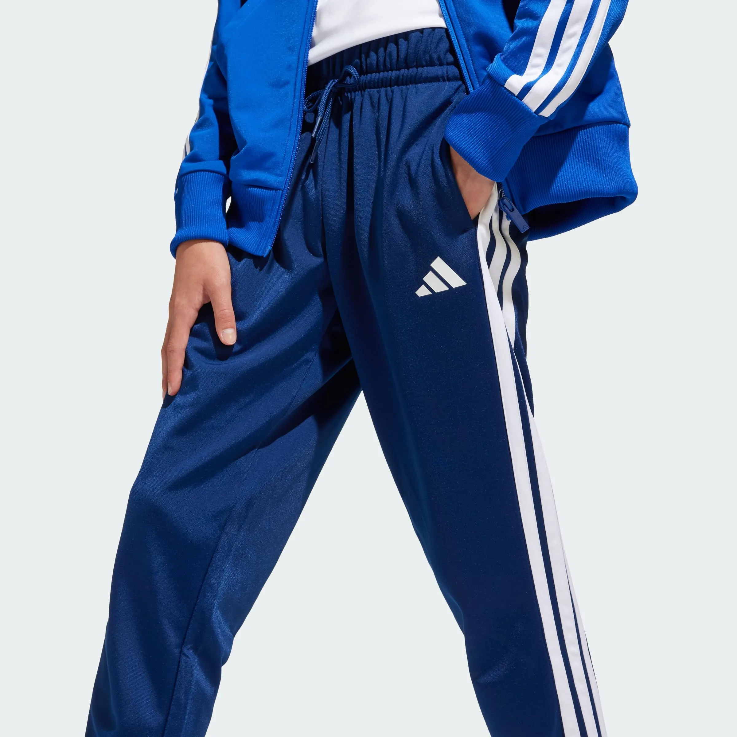 adidas Bambini Seasonal Essentials Tiberio 3 Stripes Tricot Tracksuit, Royal Blue/White/Glow Blue, 15-16 Years - immagine 3