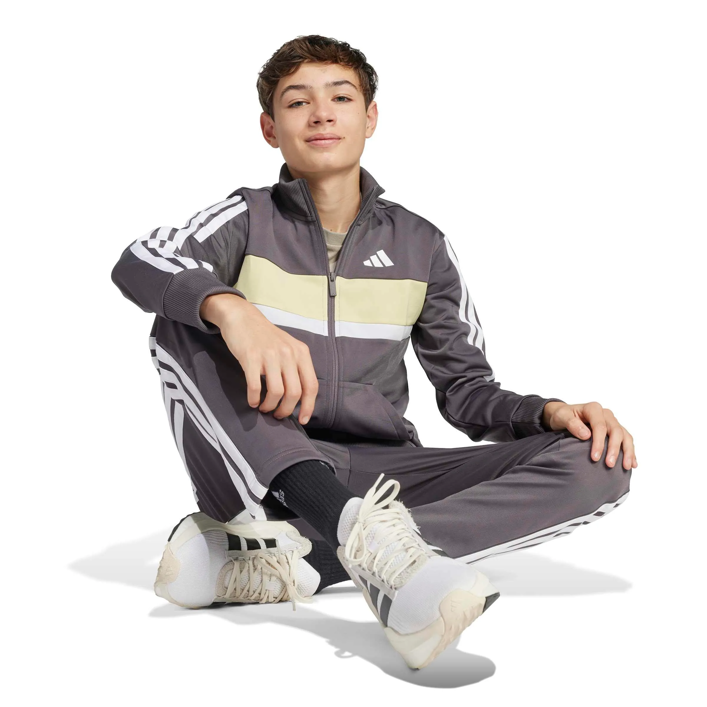 adidas Bambini Seasonal Essentials Tiberio 3 Stripes Tricot Tracksuit, Grey Strata/White/Powder Yellow, 13-14 Years - immagine 6