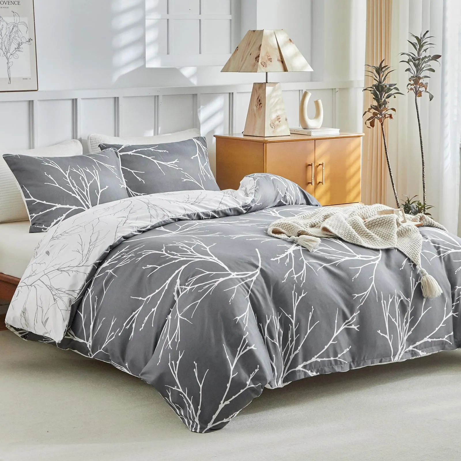 Tokokimo Set Copripiumino Matrimoniale 3 Pezzi in Microfibra, 240x220cm, con Motivo a Ramoscelli e Foglie, Grigio/Bianco - immagine 1