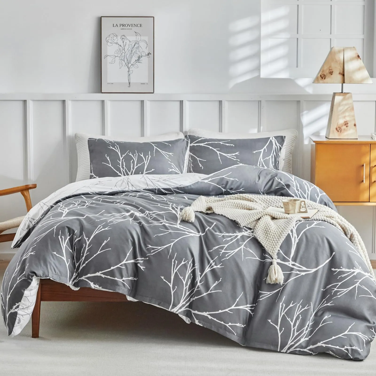 Tokokimo Set Copripiumino Matrimoniale 3 Pezzi in Microfibra, 240x220cm, con Motivo a Ramoscelli e Foglie, Grigio/Bianco - immagine 2