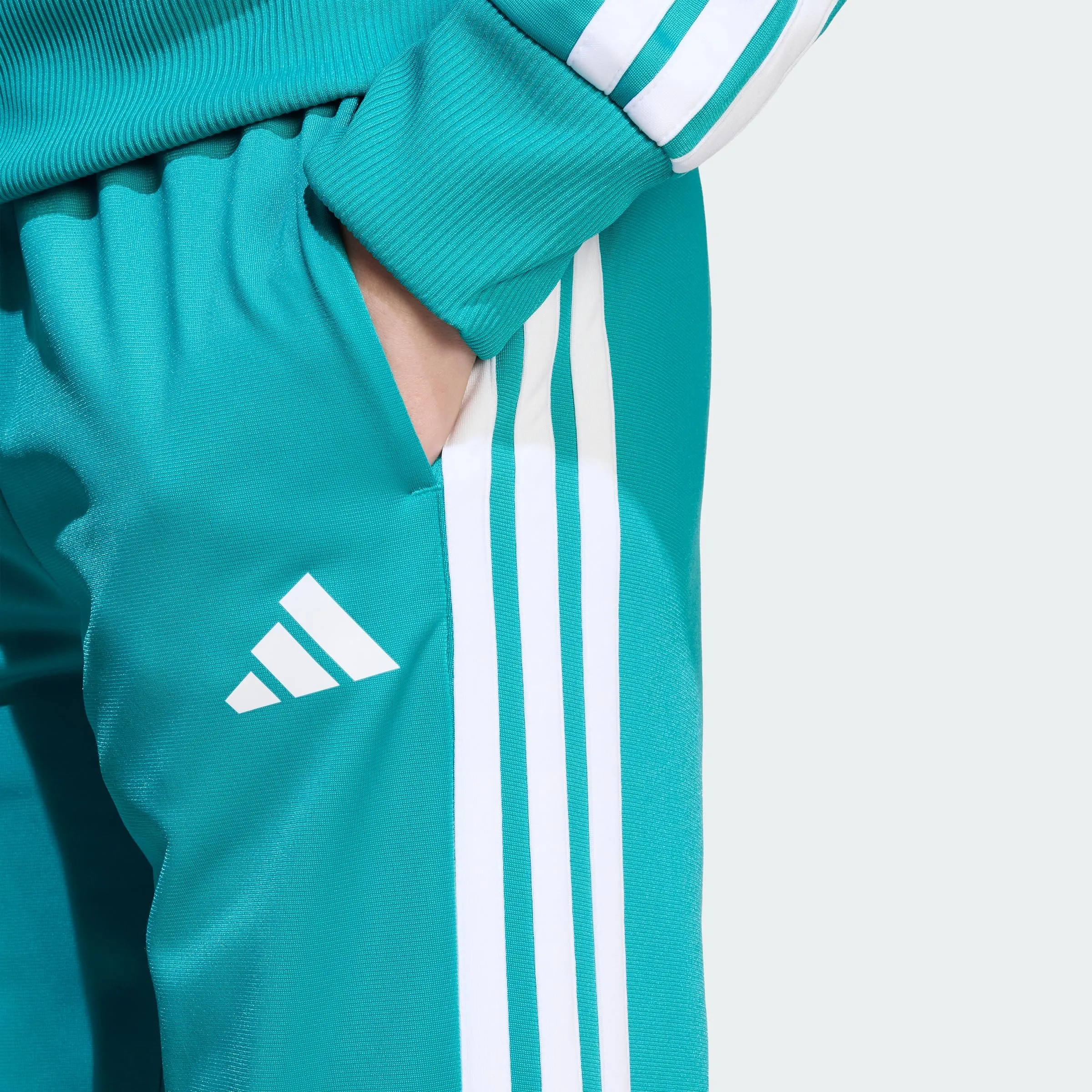 adidas Bambini Seasonal Essentials Tiberio 3 Stripes Tricot Tracksuit, Pure Teal/Aurora Ivy/White, 13-14 Years - immagine 3