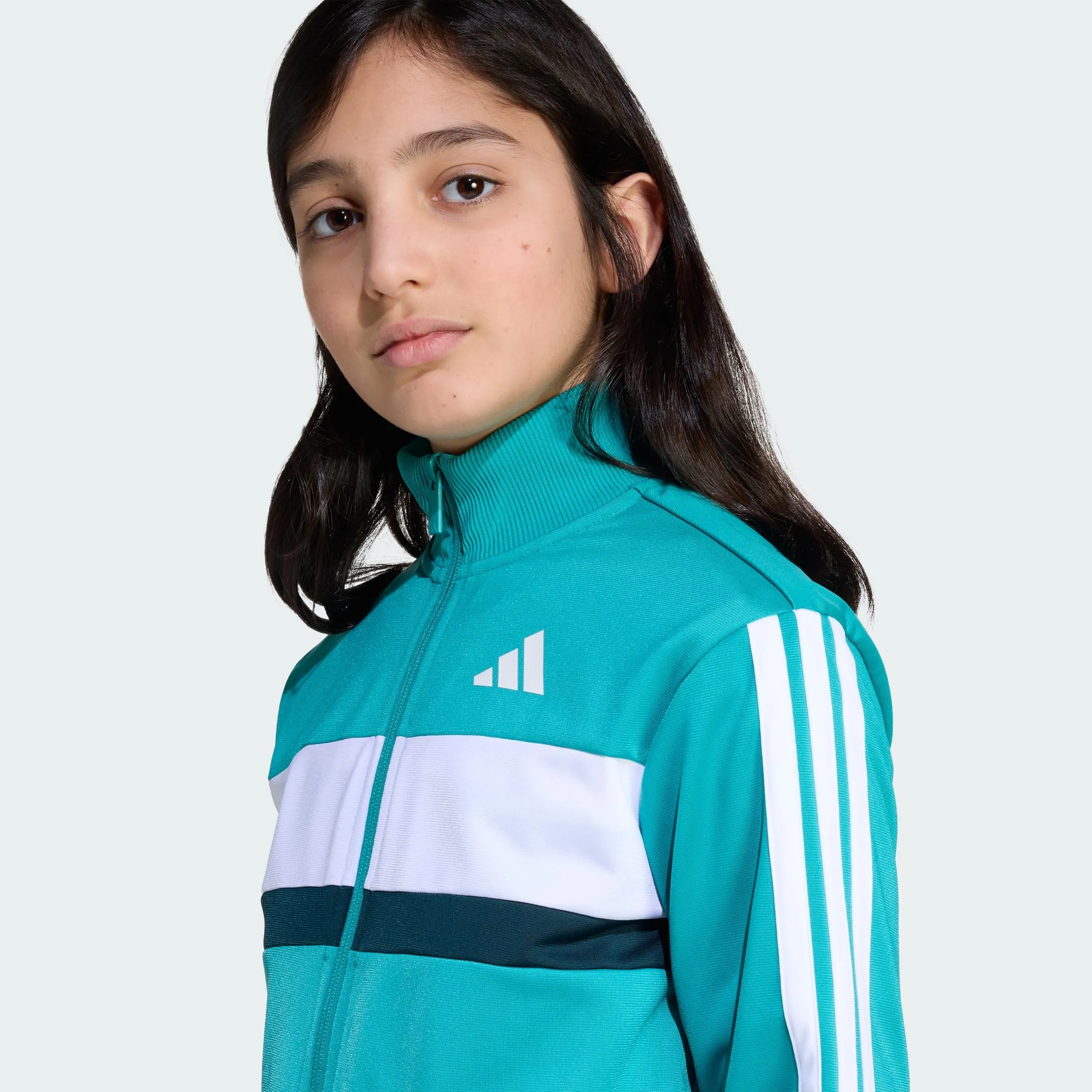 adidas Bambini Seasonal Essentials Tiberio 3 Stripes Tricot Tracksuit, Pure Teal/Aurora Ivy/White, 7-8 Years - immagine 2