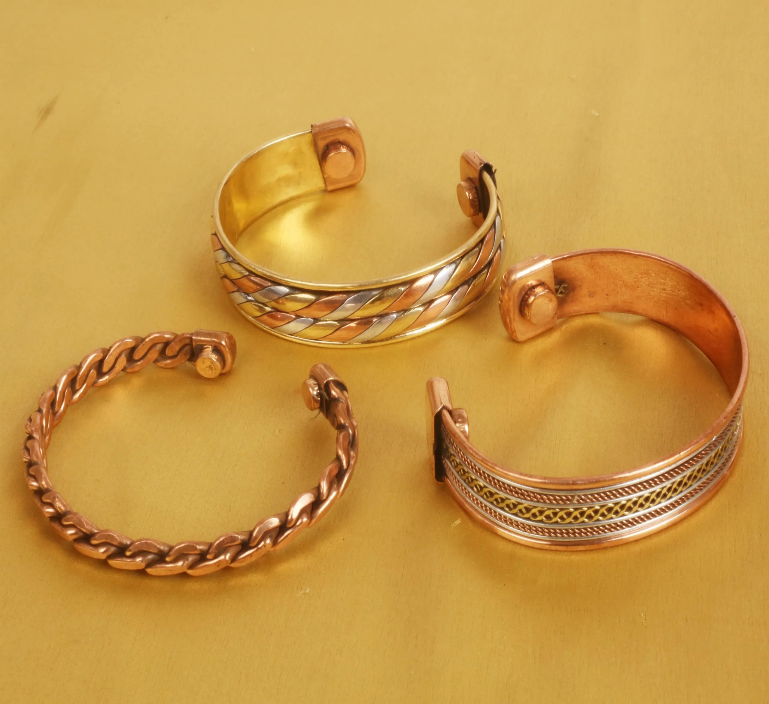 Touchstone Braccialetti indiani fatti a mano in rame e ottone con magnete, set da 3, regolabili - immagine 9