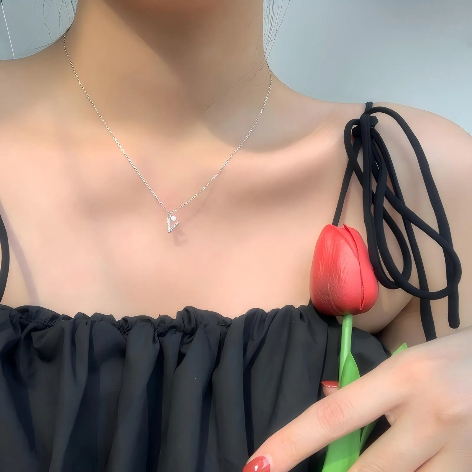 GUOYU Collana Iniziale Lettera V in Acciaio Inossidabile e Zirconi per Donne e Ragazze - immagine 3