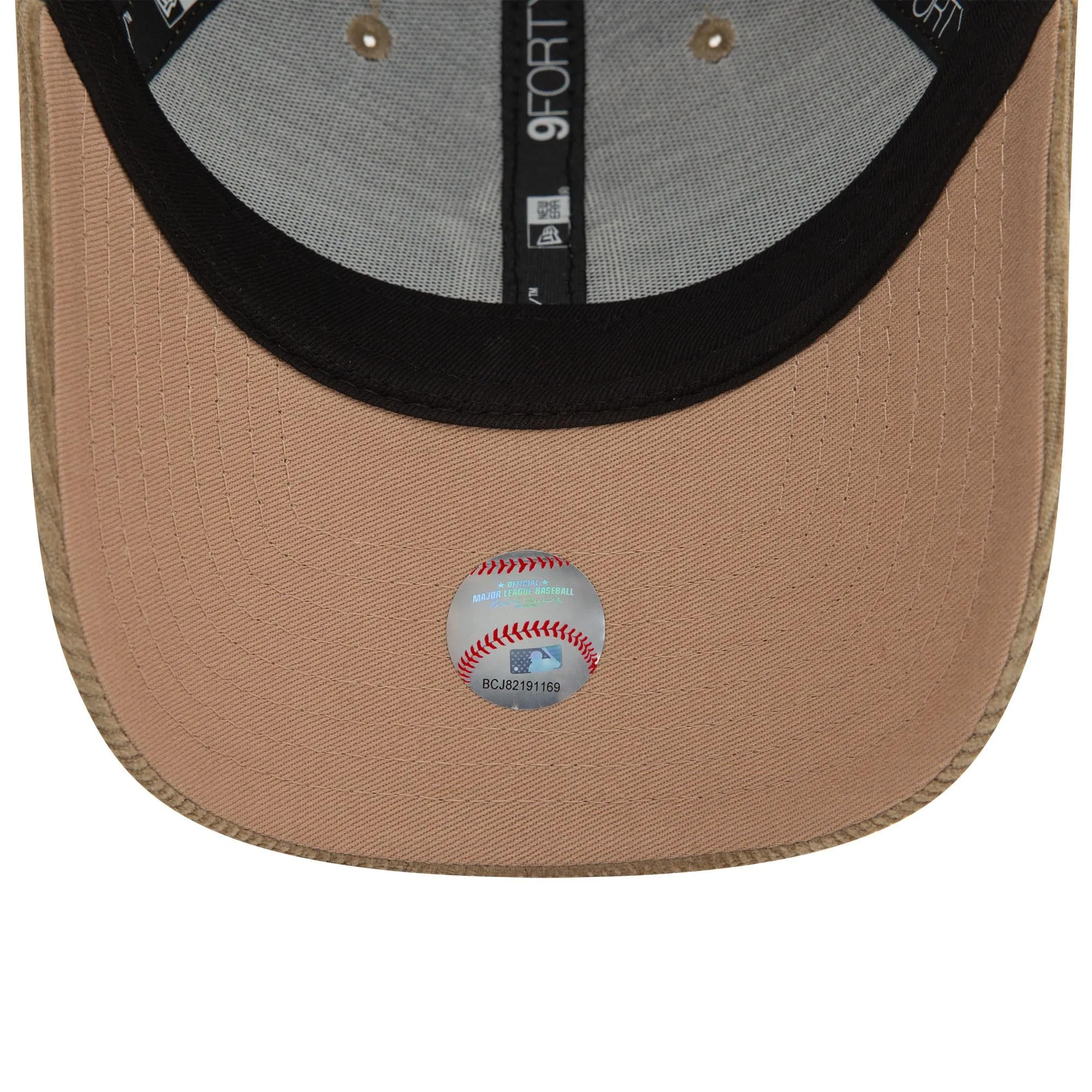 New Era New York Yankees 9Forty Berretto da Baseball in Velluto a Coste Beige - immagine 5
