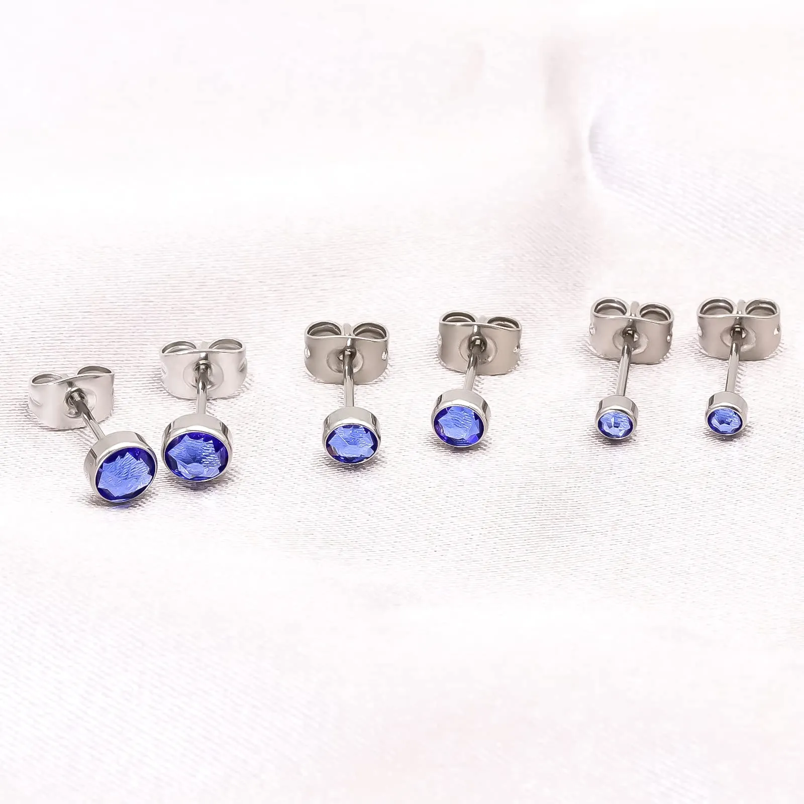 Artskin Orecchini a bottone in titanio con zirconi, zaffiro, ipoallergenici, 7 mm - immagine 5