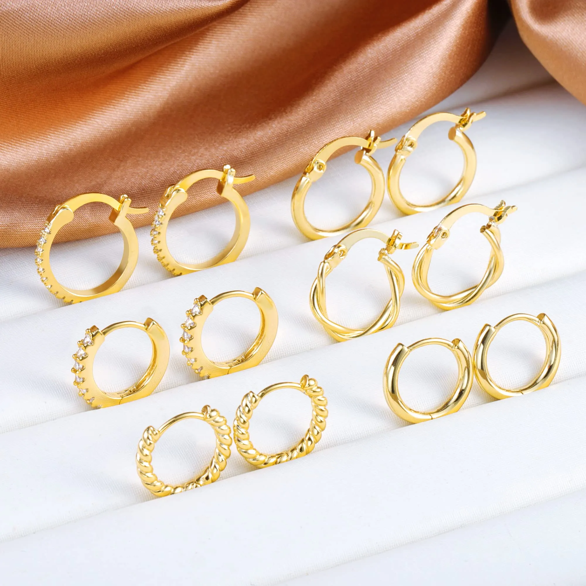ALEXCRAFT Set di 6 paia di orecchini a cerchio Huggie, Oro 14 carati, Ottone, 15mm-16mm - immagine 5
