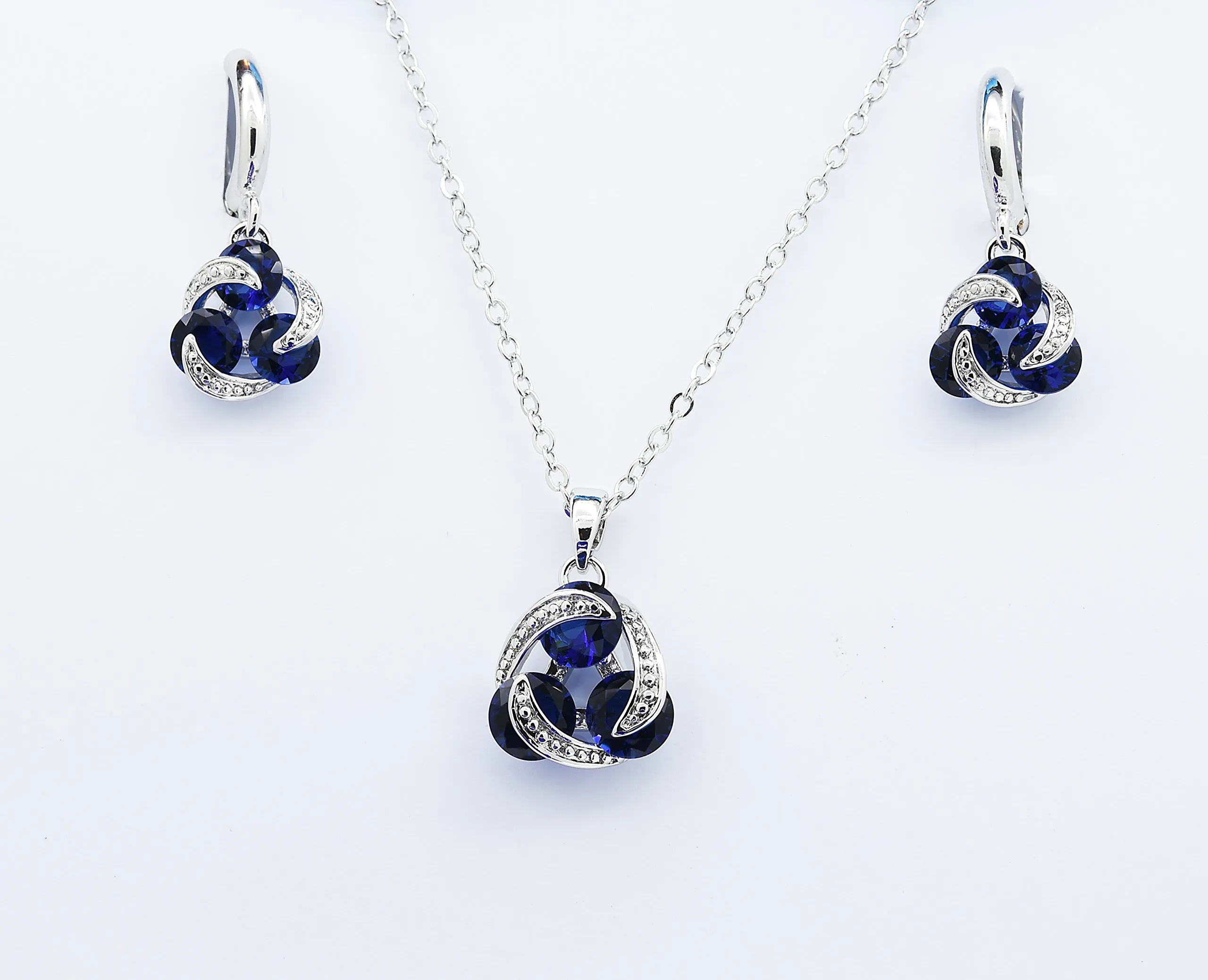 Crystalline Azuria Donna Parure Collana con Ciondolo 45 cm e Orecchini, 18ct Placcato Oro Bianco, Zaffiro simulato Blu e Cristalli di Zirconi - immagine 3