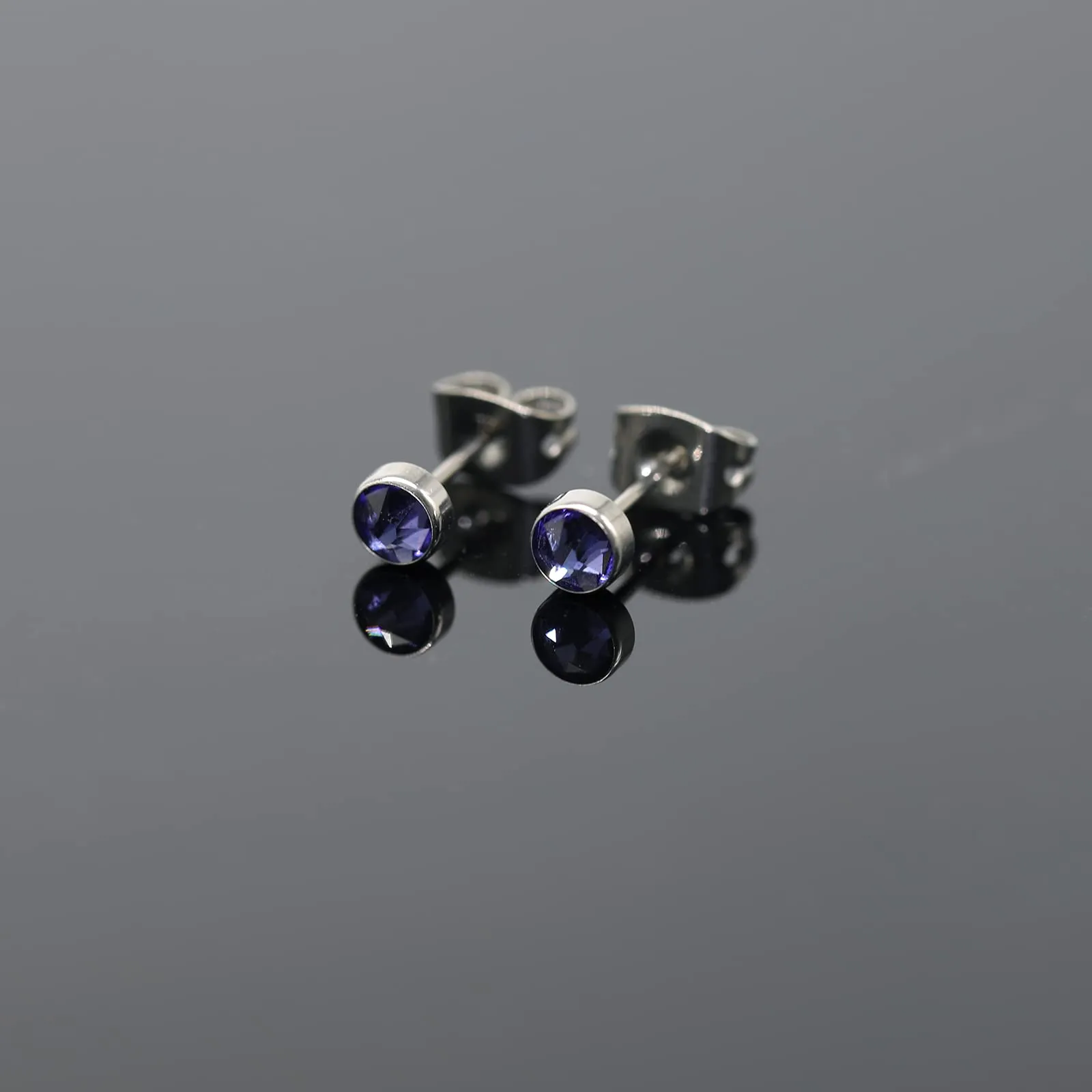 Artskin Orecchini a bottone in titanio G23 con zirconi tanzanite 5mm, ipoallergenici - immagine 7