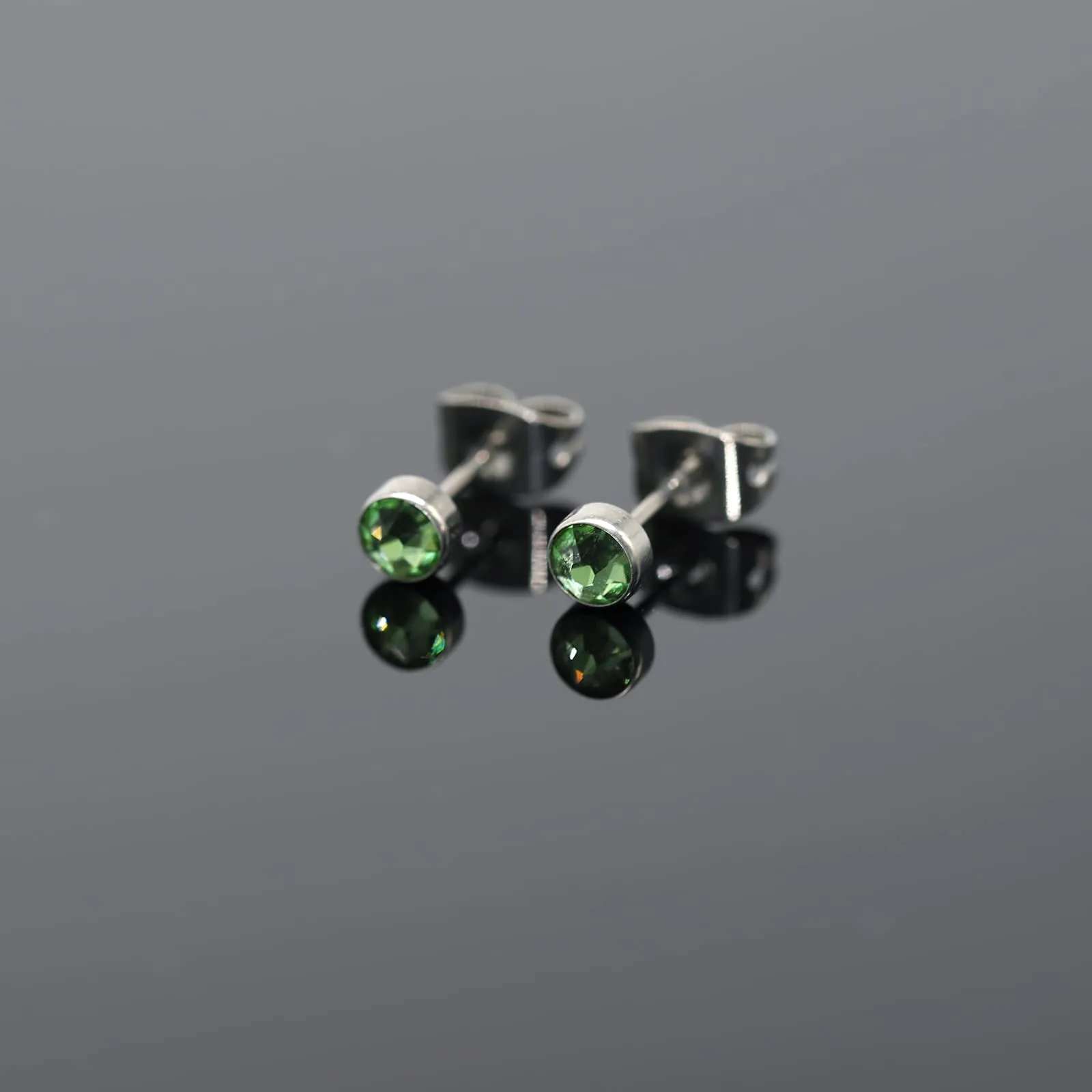 Artskin Orecchini a bottone in titanio con peridoto, ipoallergenici, 5 mm - immagine 6