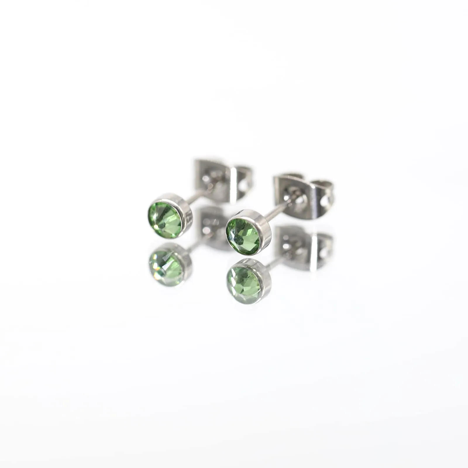 Artskin Orecchini a bottone in titanio con peridoto, ipoallergenici, 5 mm - immagine 7