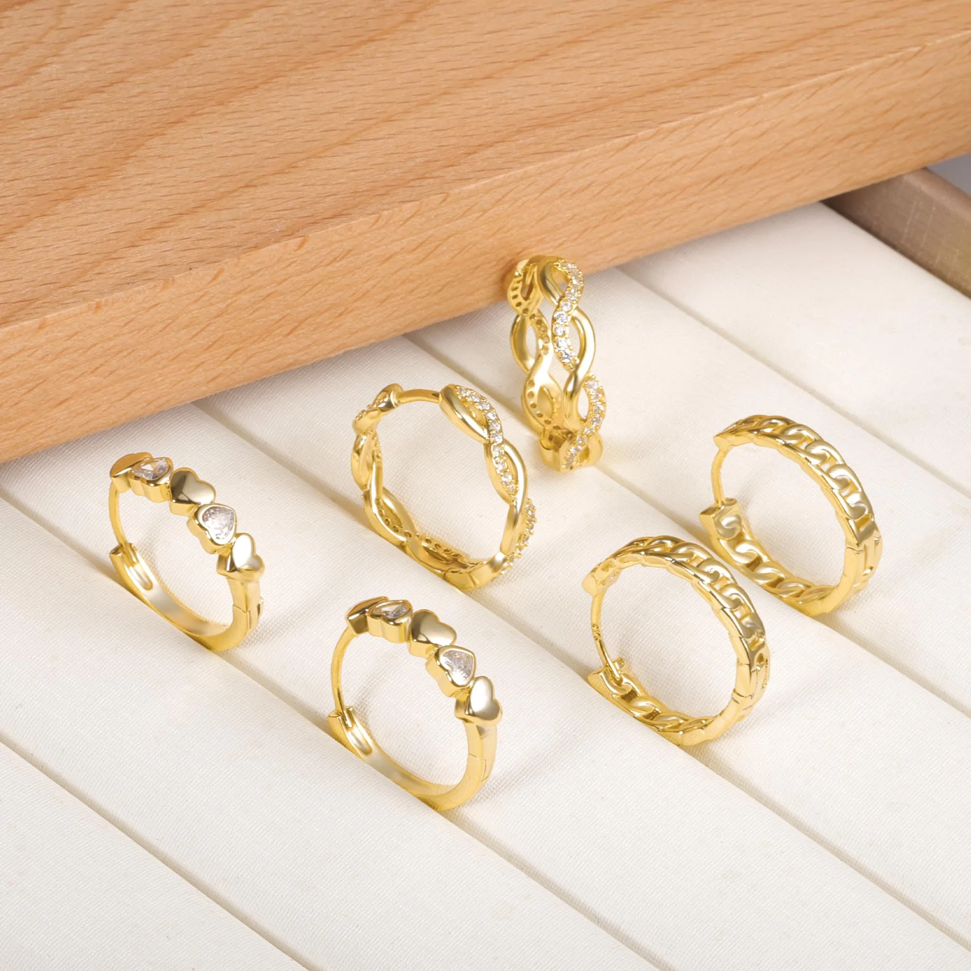ALEXCRAFT Orecchini a Cerchio Huggie in Oro 14K e Zirconi, Set 3 Paia - immagine 2