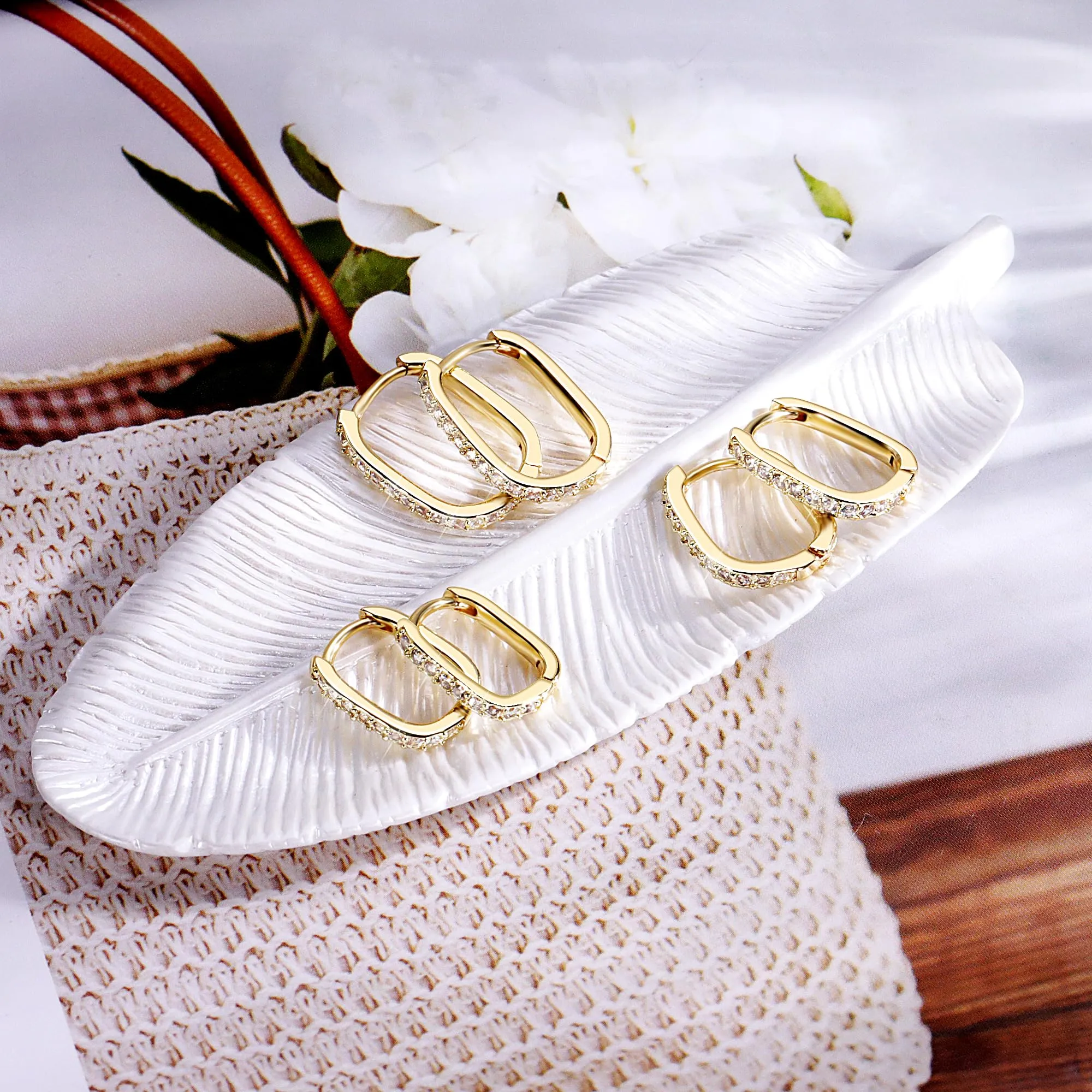 ALEXCRAFT Set di 3 Paia di Orecchini a Cerchio Rettangolari in Oro 14K con Zirconi - immagine 2