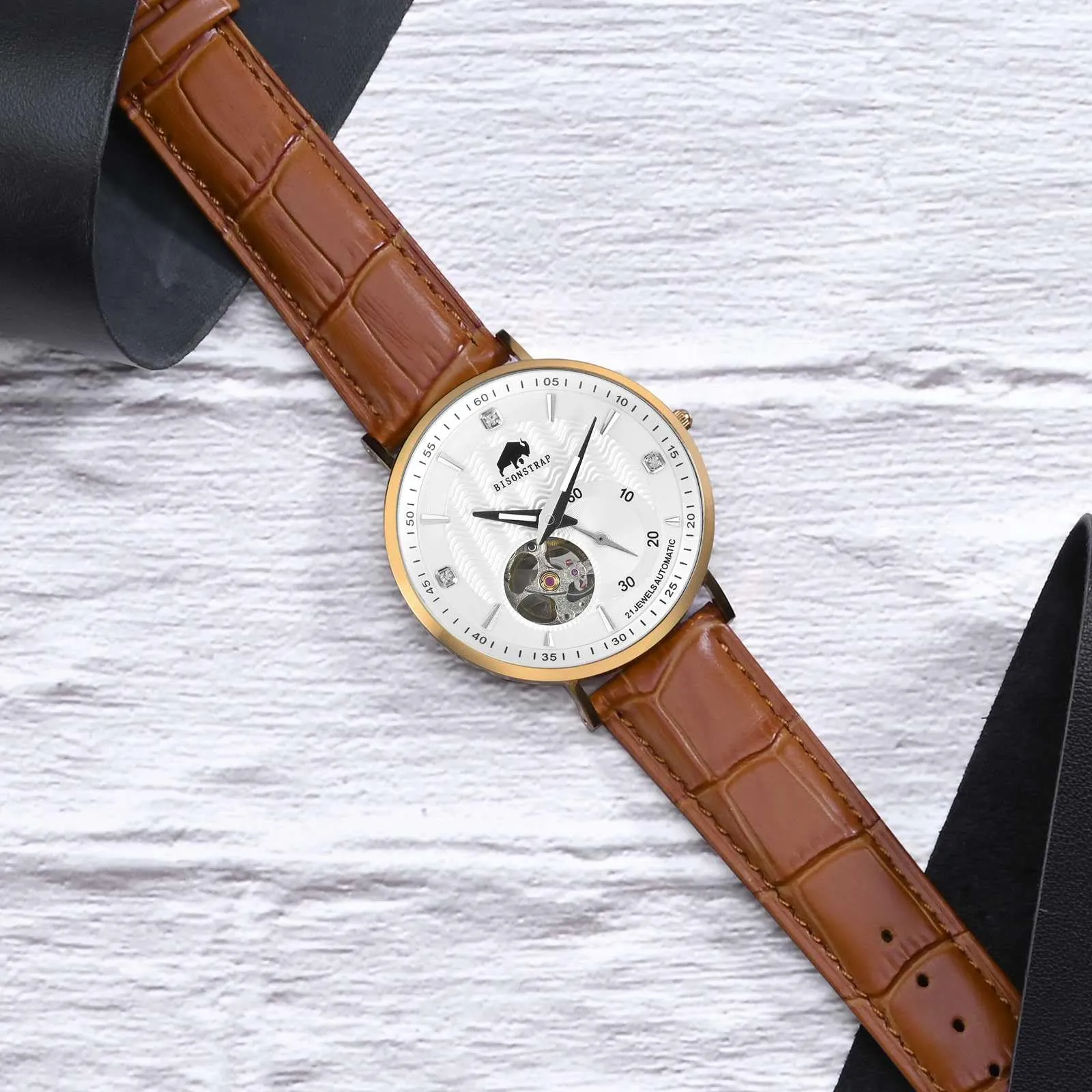 BISONSTRAP Cinturino in Pelle Goffrata Alligatore 24mm, Marrone Toffee con Fibbia Nera - immagine 2