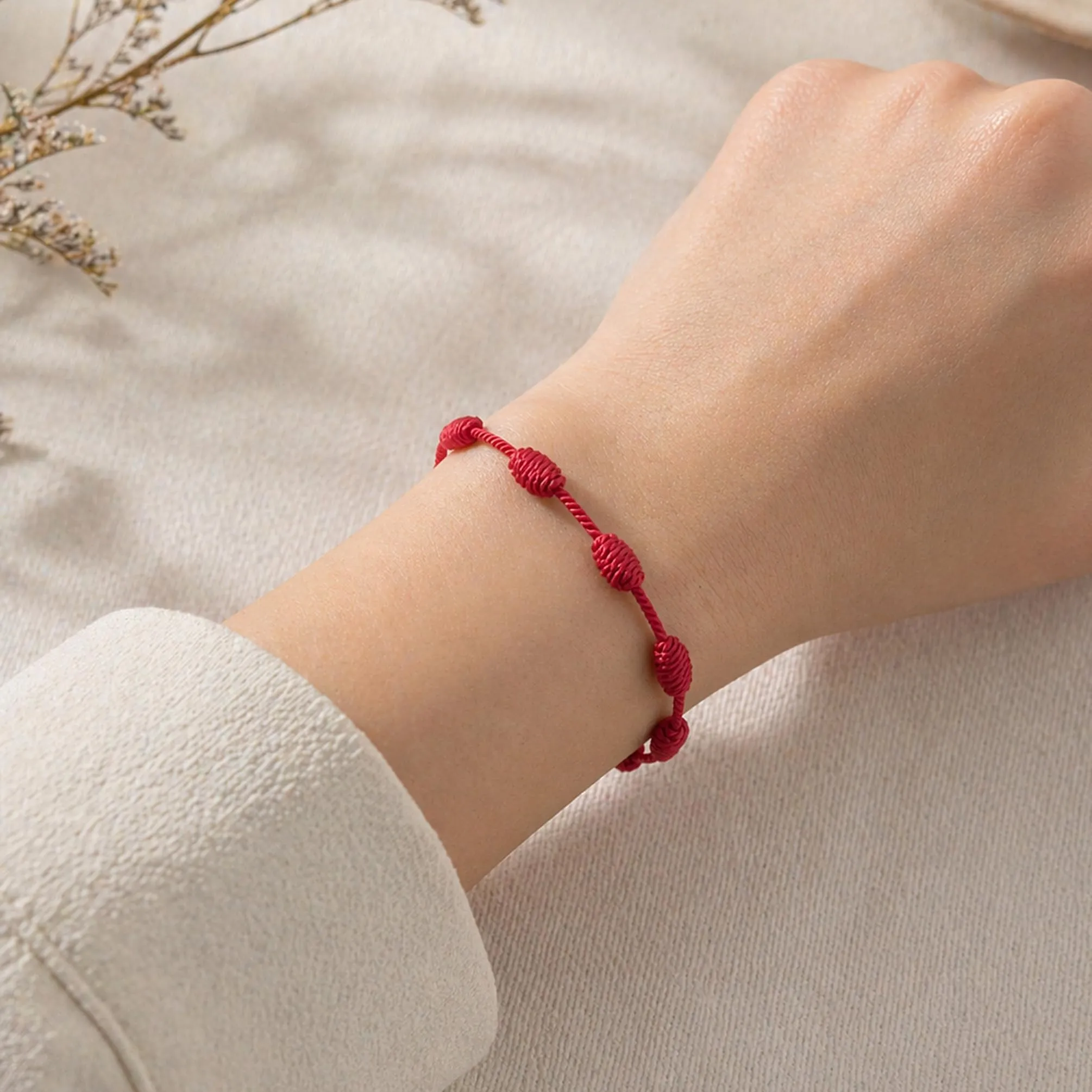 Mystic Jewels Braccialetto Cabala in Filo Rosso con 7 Nodi, Unisex Regolabile - immagine 2