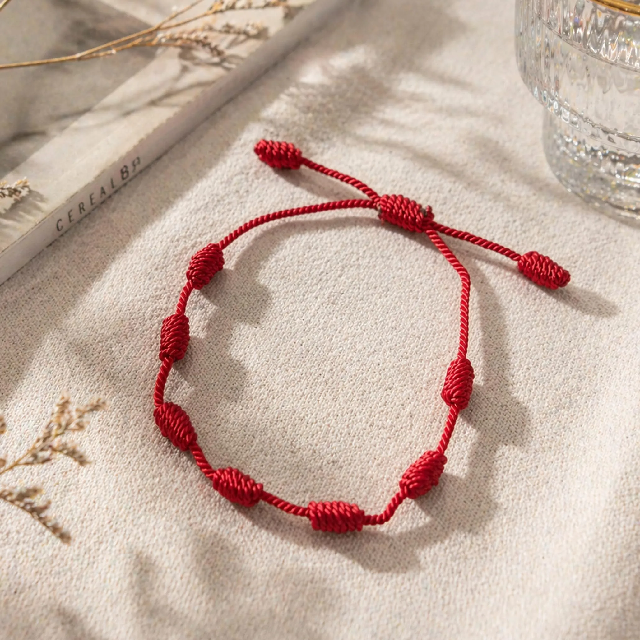 Mystic Jewels Braccialetto Cabala in Filo Rosso con 7 Nodi, Unisex Regolabile - immagine 5
