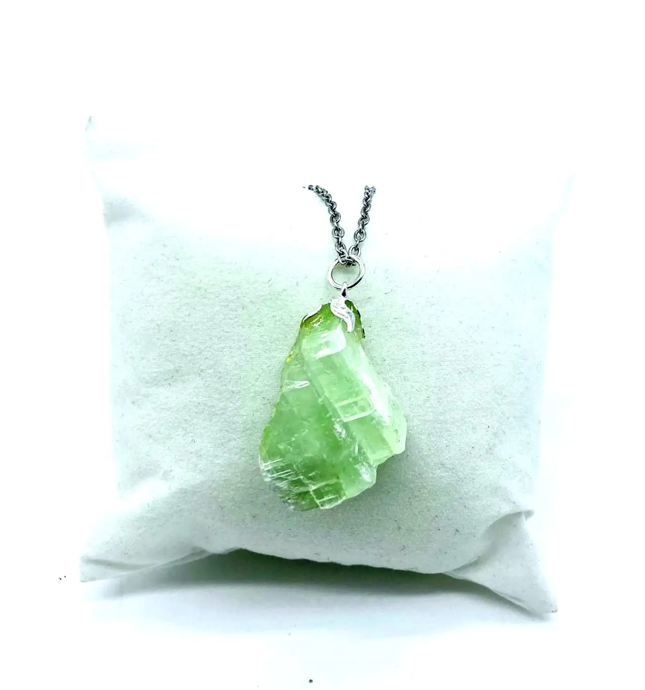 TENET Ciondolo Collana in Calcite Verde Grezza con Catenina in Acciaio Inossidabile - immagine 5