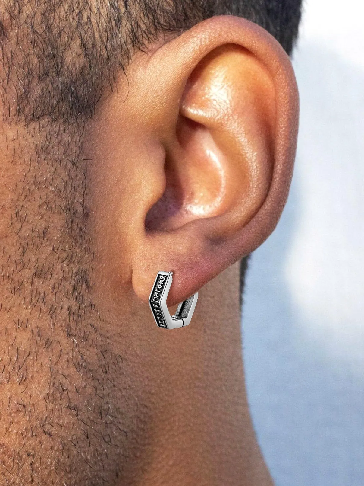FaithHeart Orecchini Cerchio Rune Vichinghe e Celtiche in Acciaio Inox con Onice - immagine 5