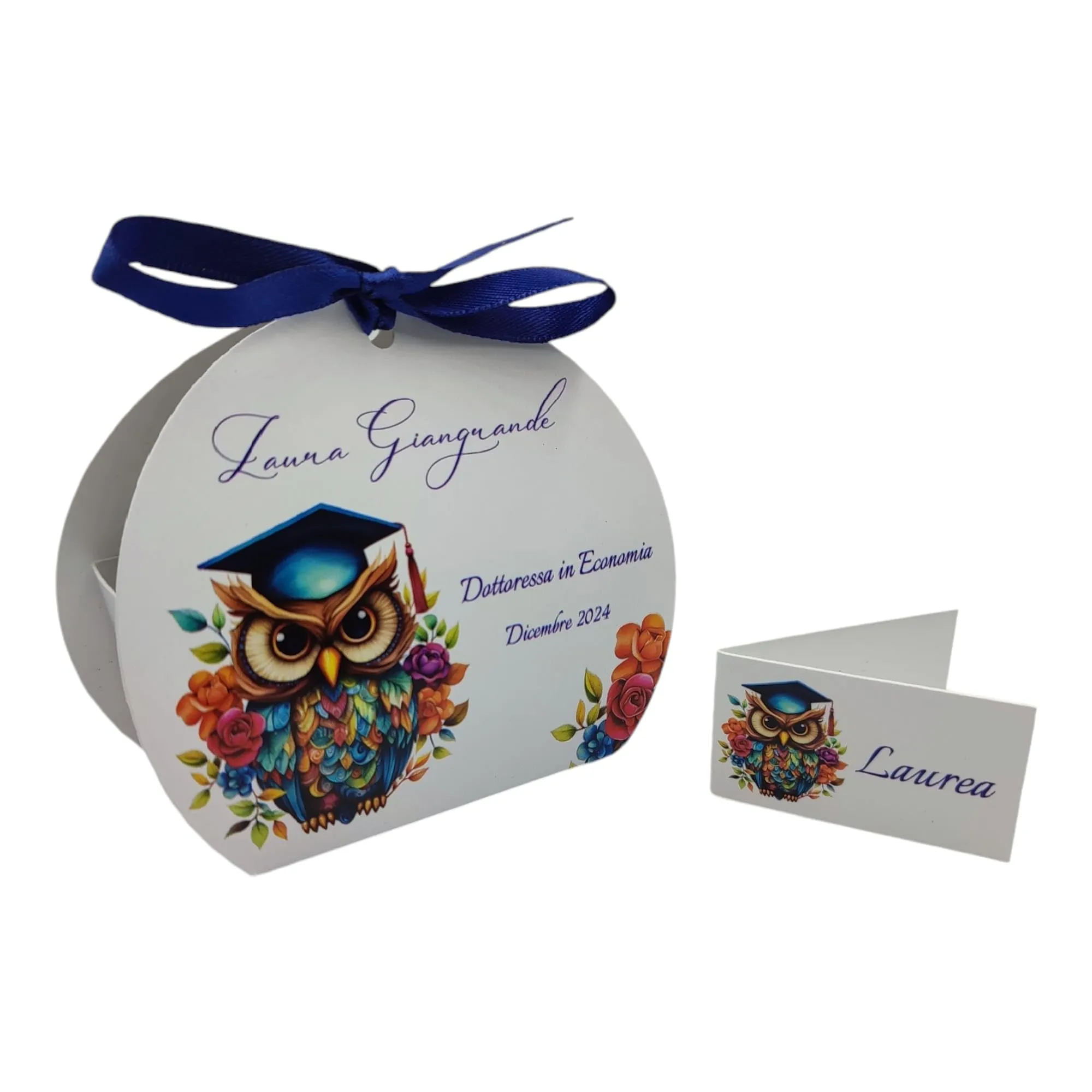 PV Grafik 24 Bomboniere Laurea Personalizzate con Nome, Scatoline Portaconfetti complete di Bigliettini e Nastri (Tunna L3) - immagine 1