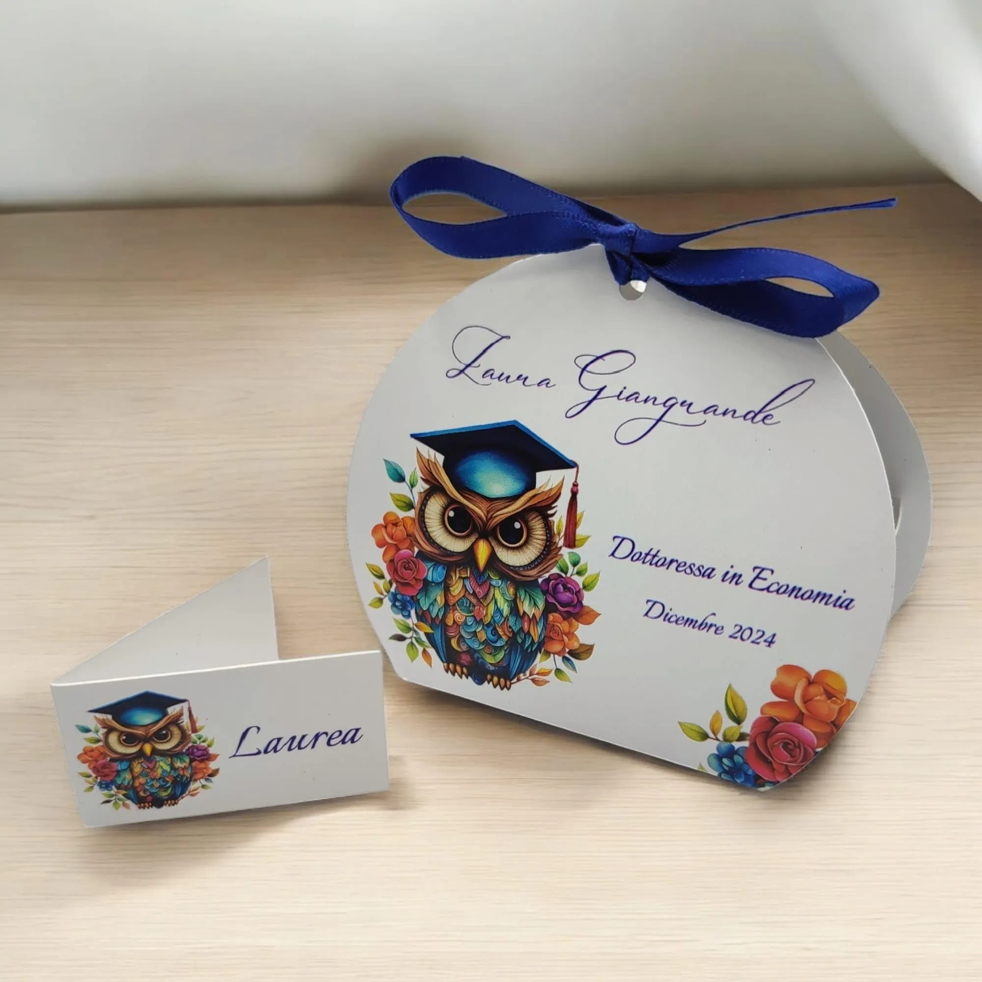 PV Grafik 24 Bomboniere Laurea Personalizzate con Nome, Scatoline Portaconfetti complete di Bigliettini e Nastri (Tunna L3) - immagine 3