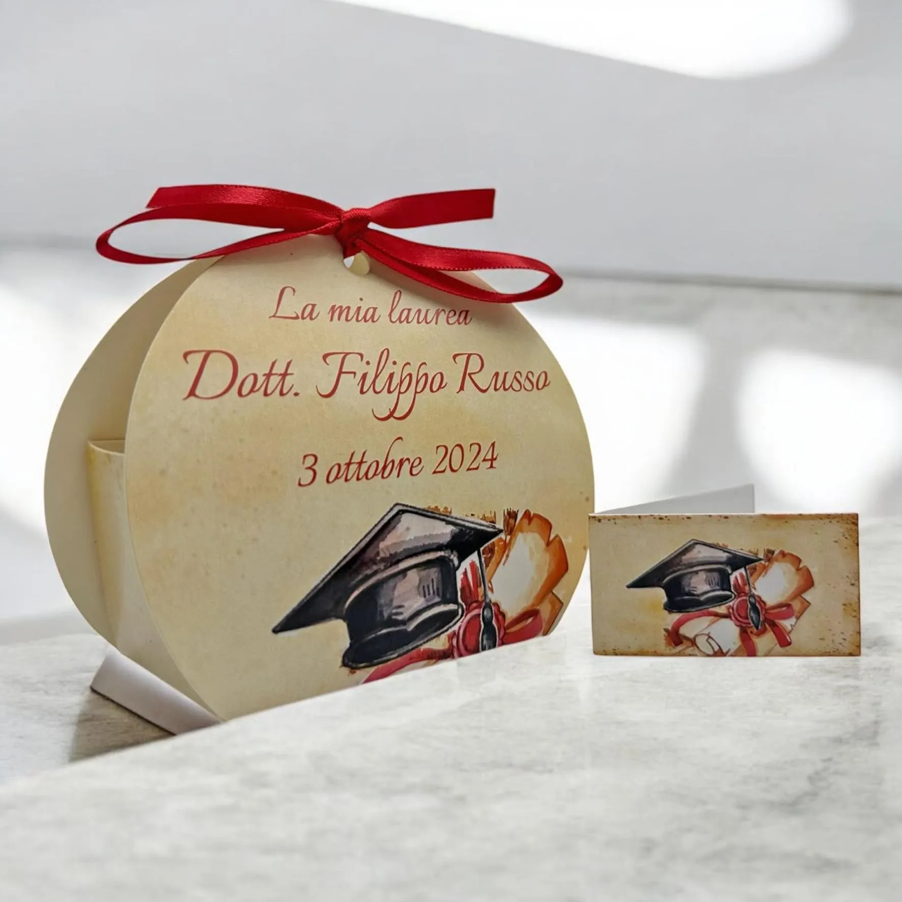 PV Grafik 24 Bomboniere Laurea Personalizzate con Nome, Scatoline Portaconfetti con Bigliettini e Nastri (Tunna L2) - immagine 3
