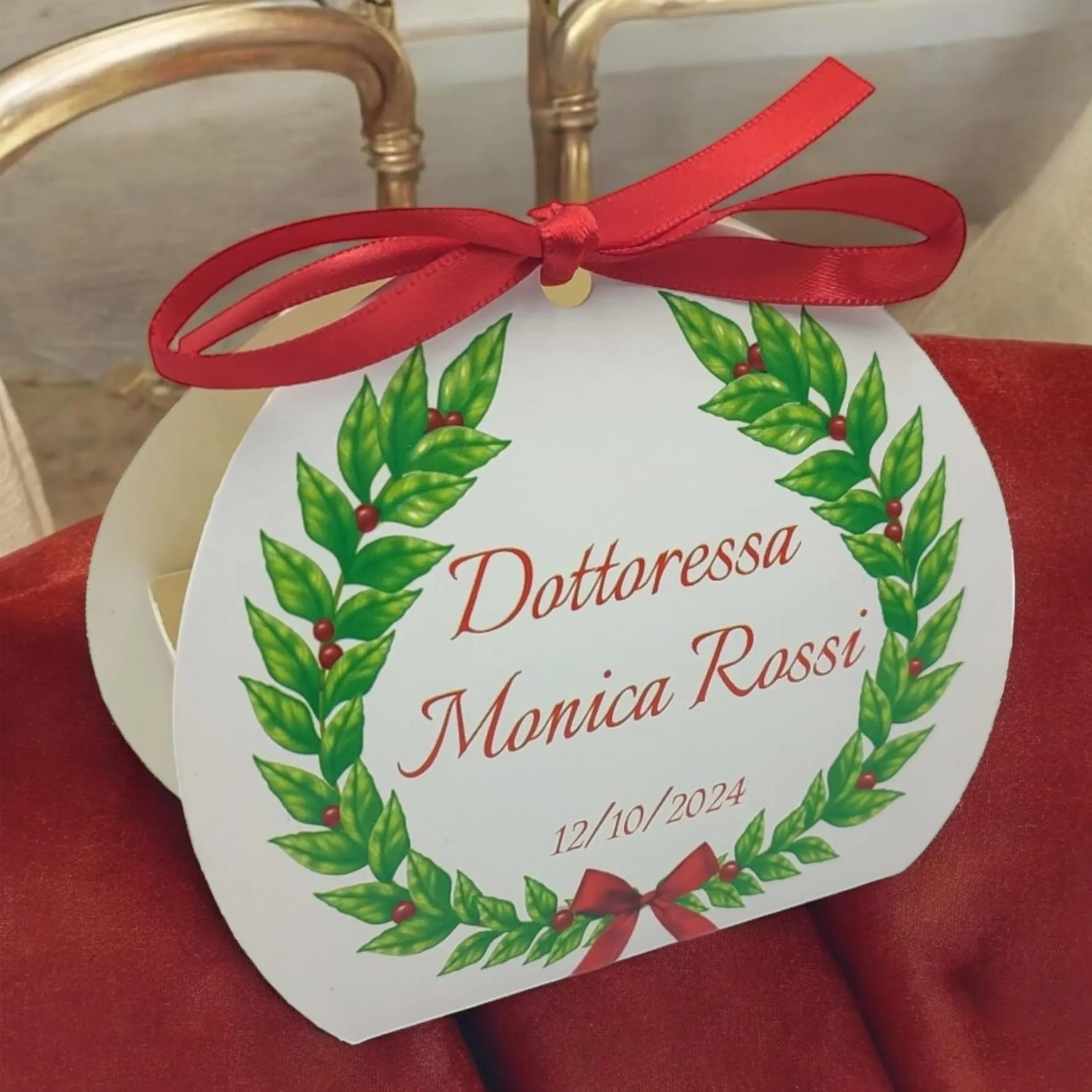 PV Grafik 24 Bomboniere Laurea Personalizzate con Nome, Scatoline Portaconfetti con Bigliettini e Nastri (Tunna 4L) - immagine 3