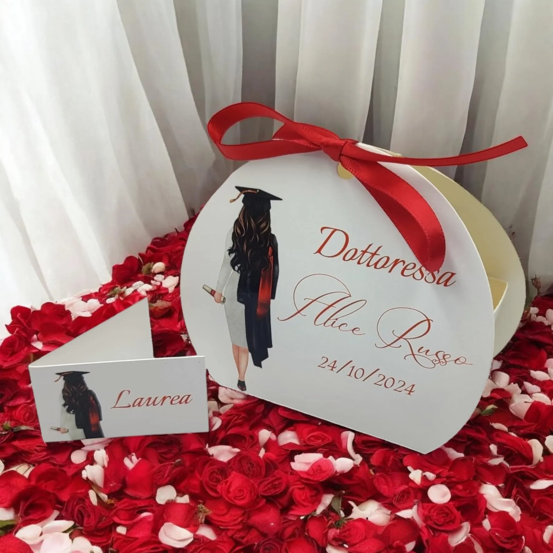 PV Grafik Bomboniere Laurea Personalizzate con Nome, Set di 24 Scatoline Portaconfetti con Bigliettini e Nastri (Tunna L5) - immagine 5