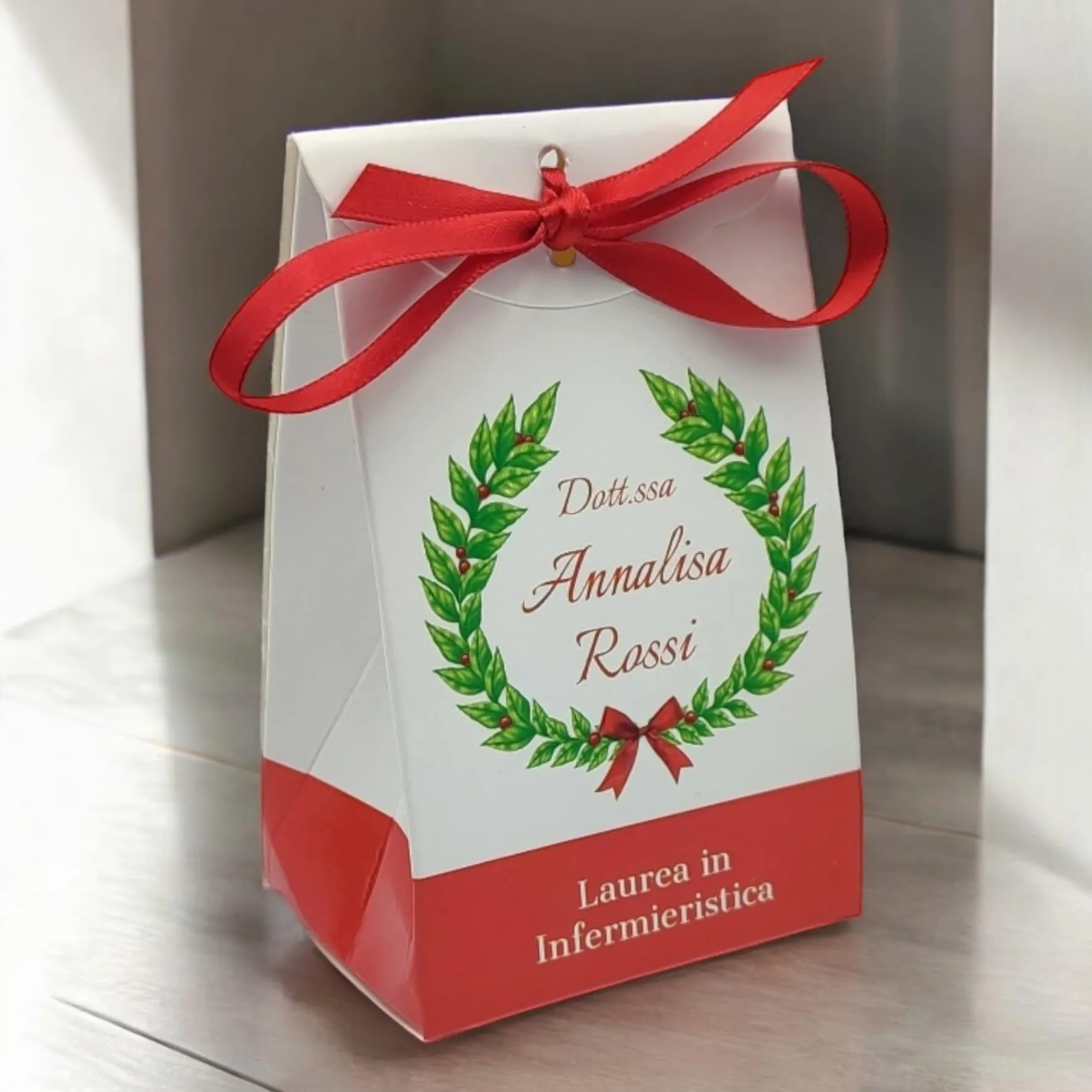 PV Grafik 24 Bomboniere Laurea Personalizzate con Nome Nica L4, Scatoline Portaconfetti complete di Bigliettini e Nastri - immagine 3