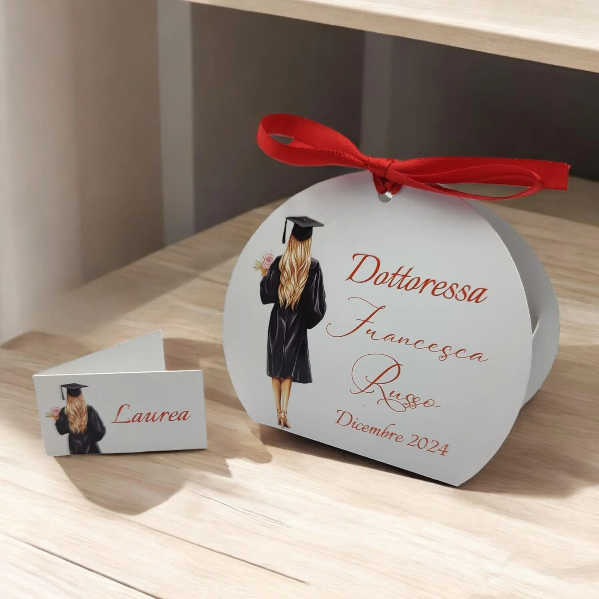 PV Grafik 24 Bomboniere Laurea Personalizzate con Nome, Scatoline Portaconfetti con Bigliettini e Nastri (Tunna L1) - immagine 4