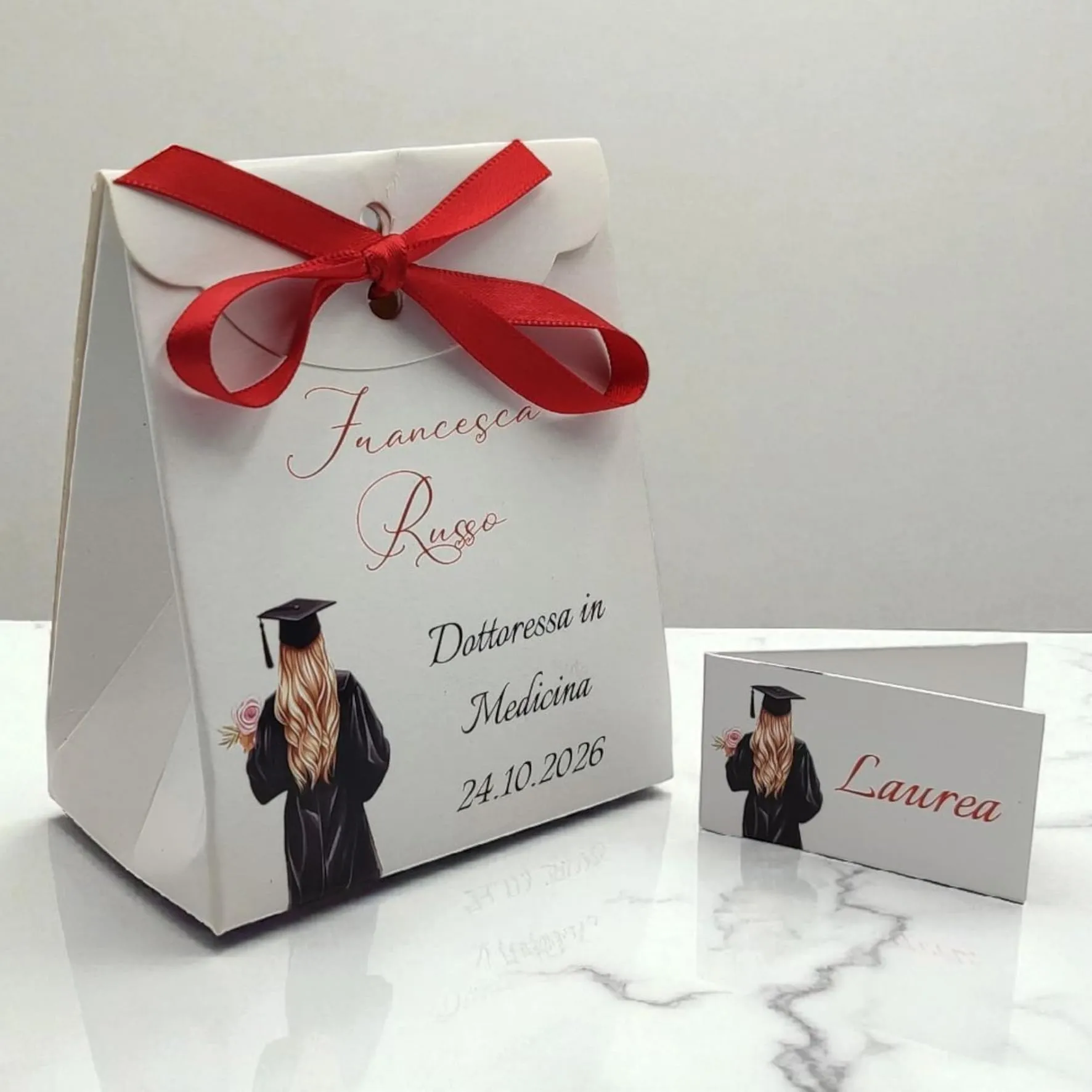 PV Grafik 24 Bomboniere Laurea Personalizzate con Nome, Scatoline Portaconfetti complete di Bigliettini e Nastri (Nica L1) - immagine 6