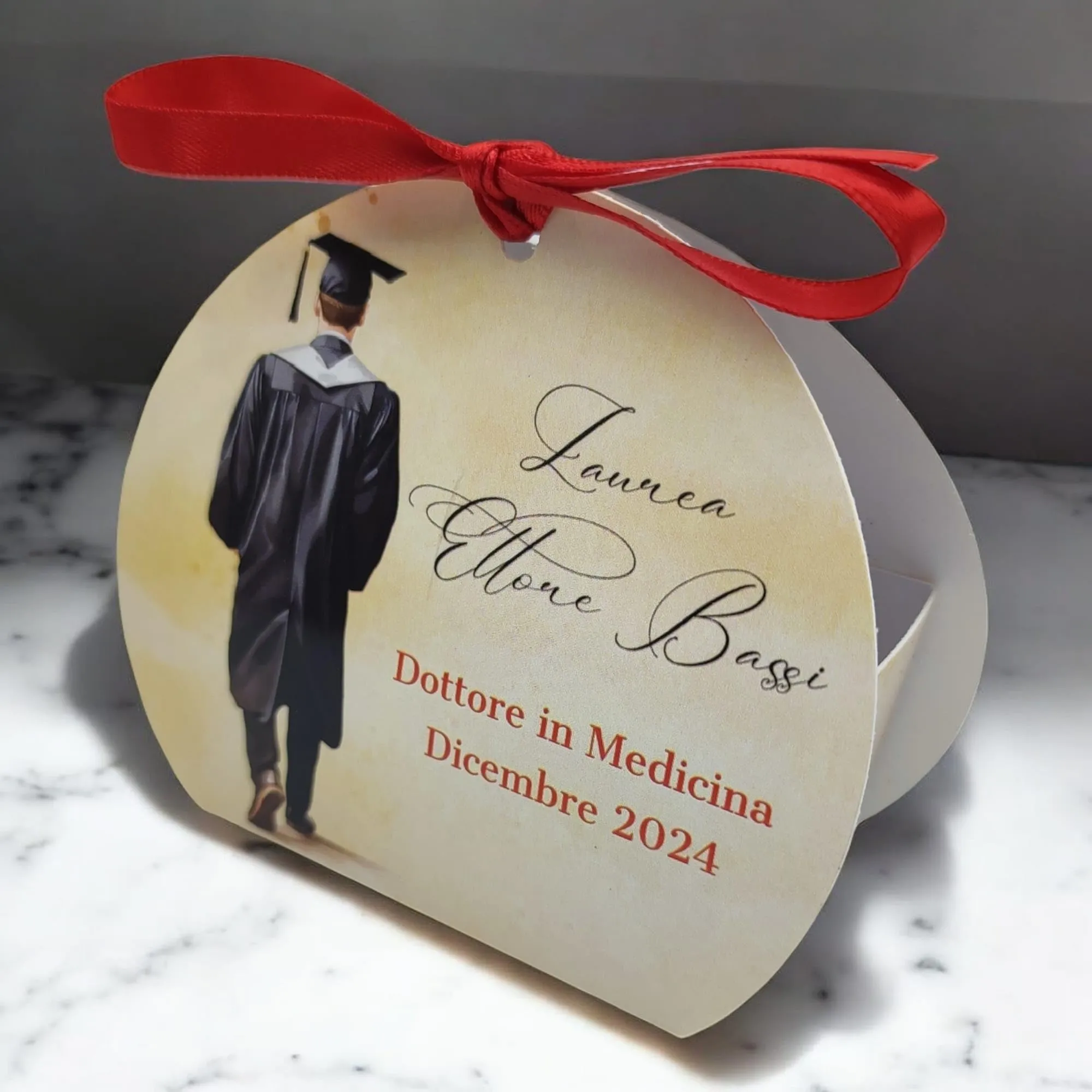 PV Grafik 24 Bomboniere Laurea Personalizzate con Nome, Scatoline Portaconfetti con Bigliettini e Nastri (Tunna 6L) - immagine 2
