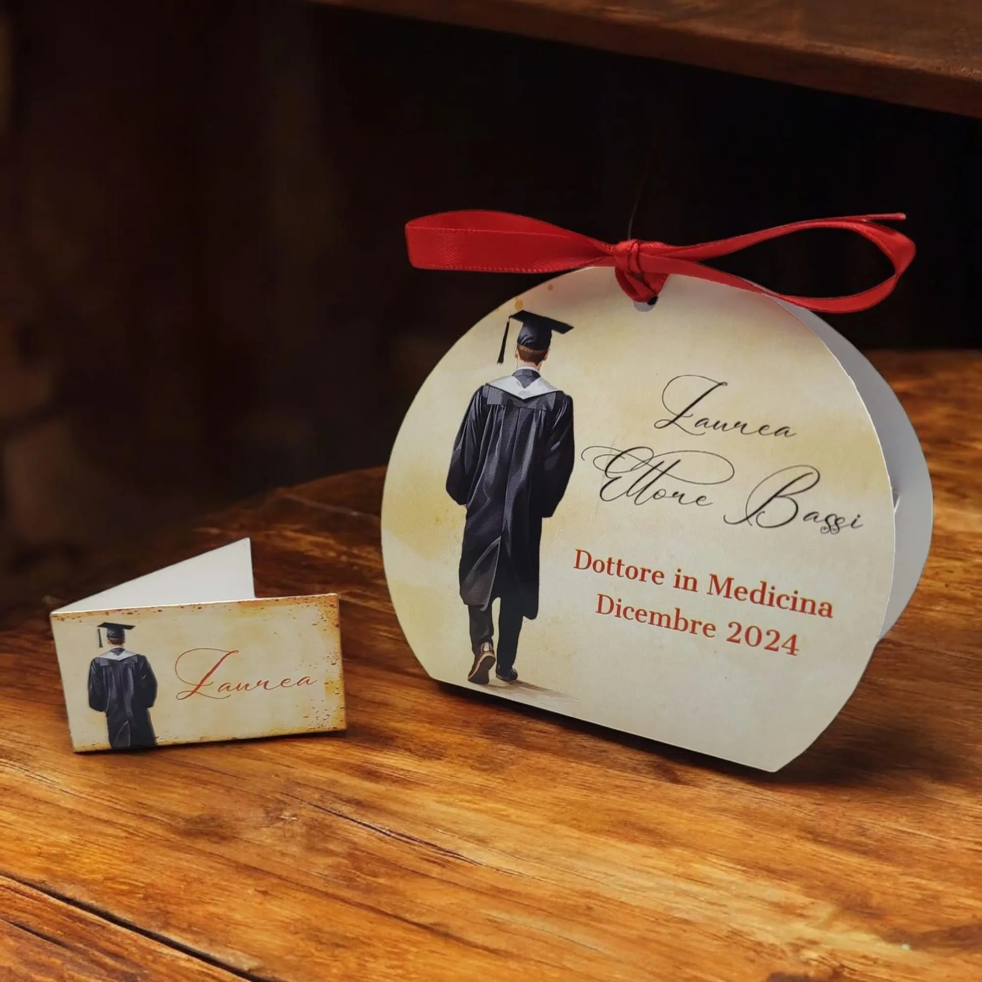 PV Grafik 24 Bomboniere Laurea Personalizzate con Nome, Scatoline Portaconfetti con Bigliettini e Nastri (Tunna 6L) - immagine 3