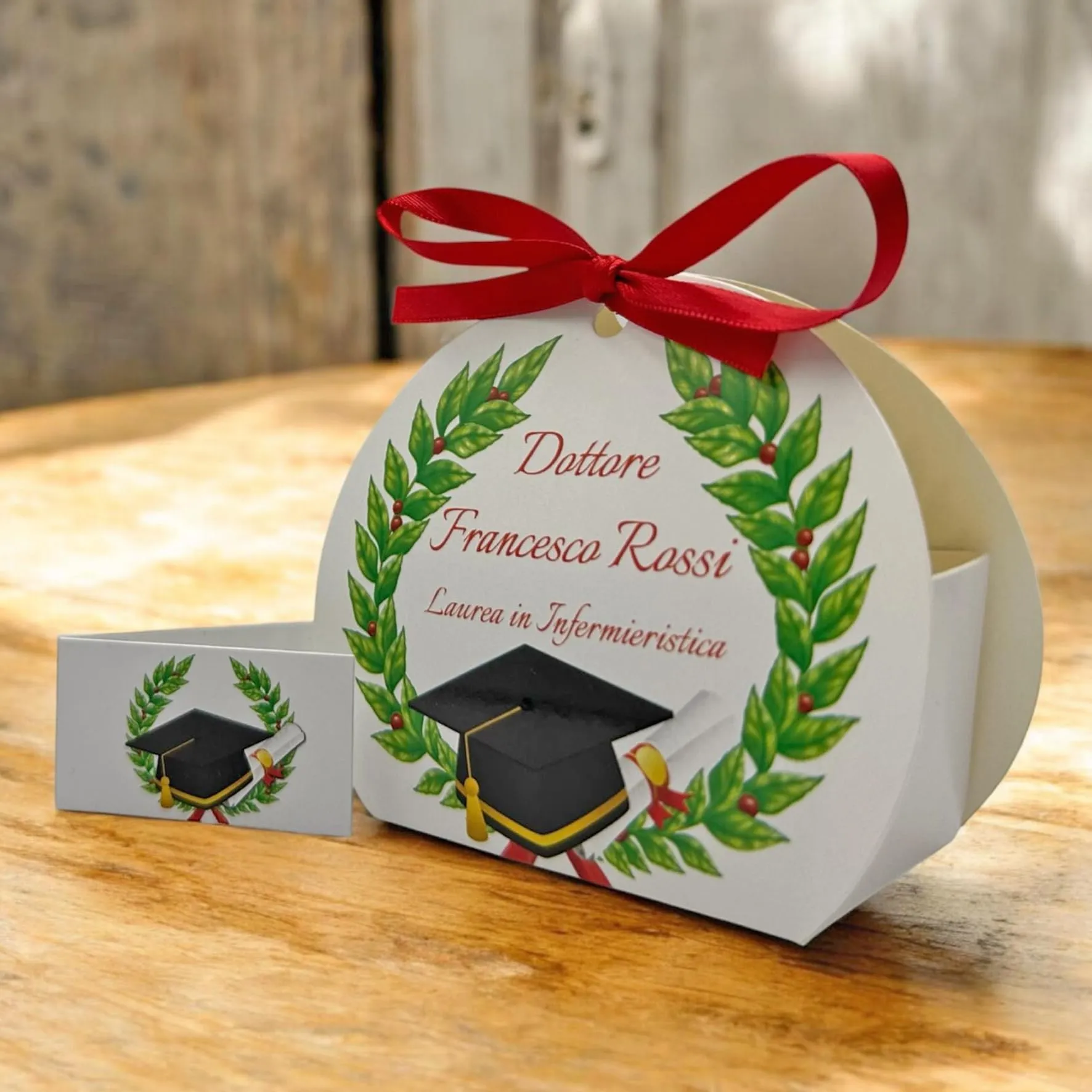 PV Grafik 24 Bomboniere Laurea Personalizzate con Nome, Scatoline Portaconfetti con Bigliettini e Nastri (Tunna L8) - immagine 3