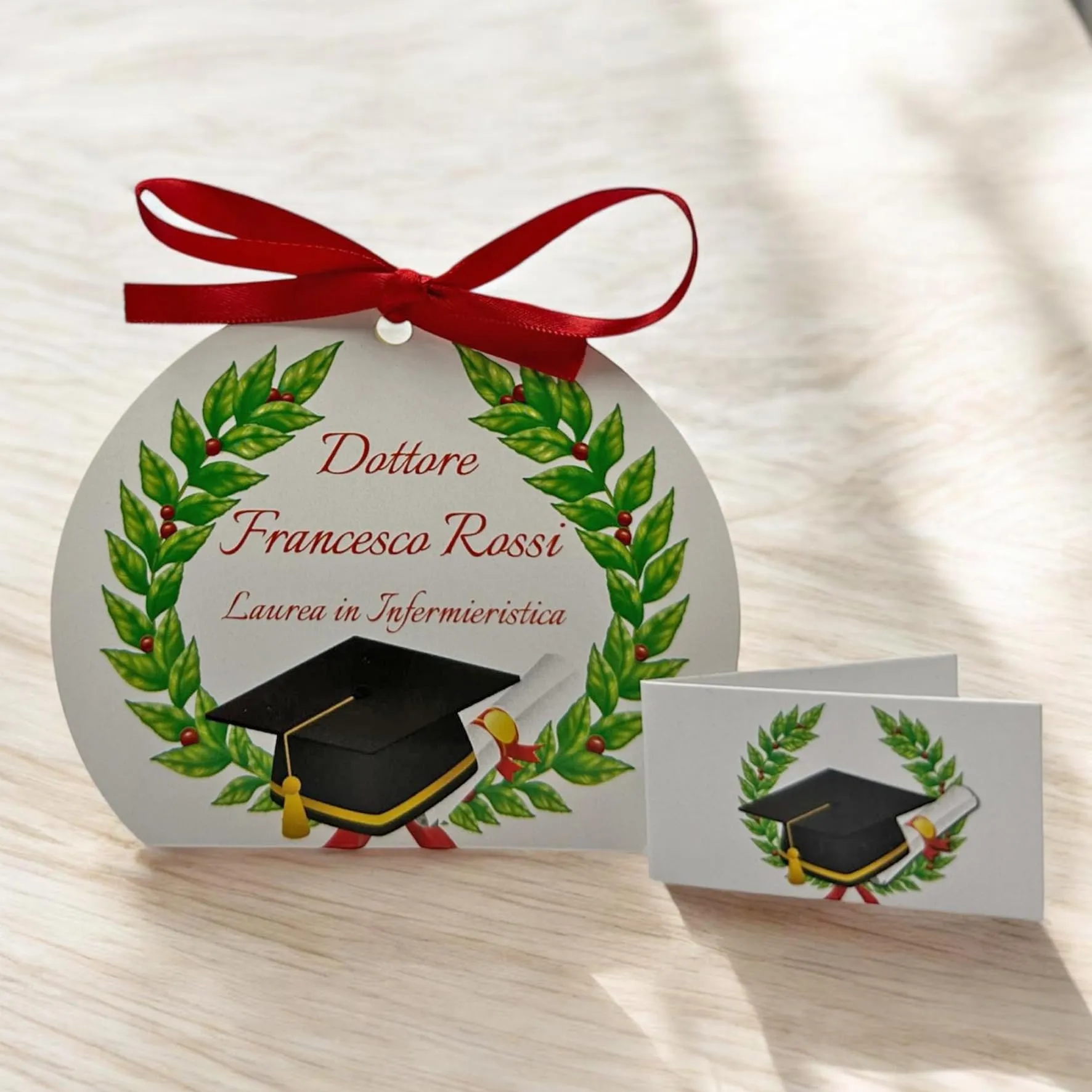 PV Grafik 24 Bomboniere Laurea Personalizzate con Nome, Scatoline Portaconfetti con Bigliettini e Nastri (Tunna L8) - immagine 4