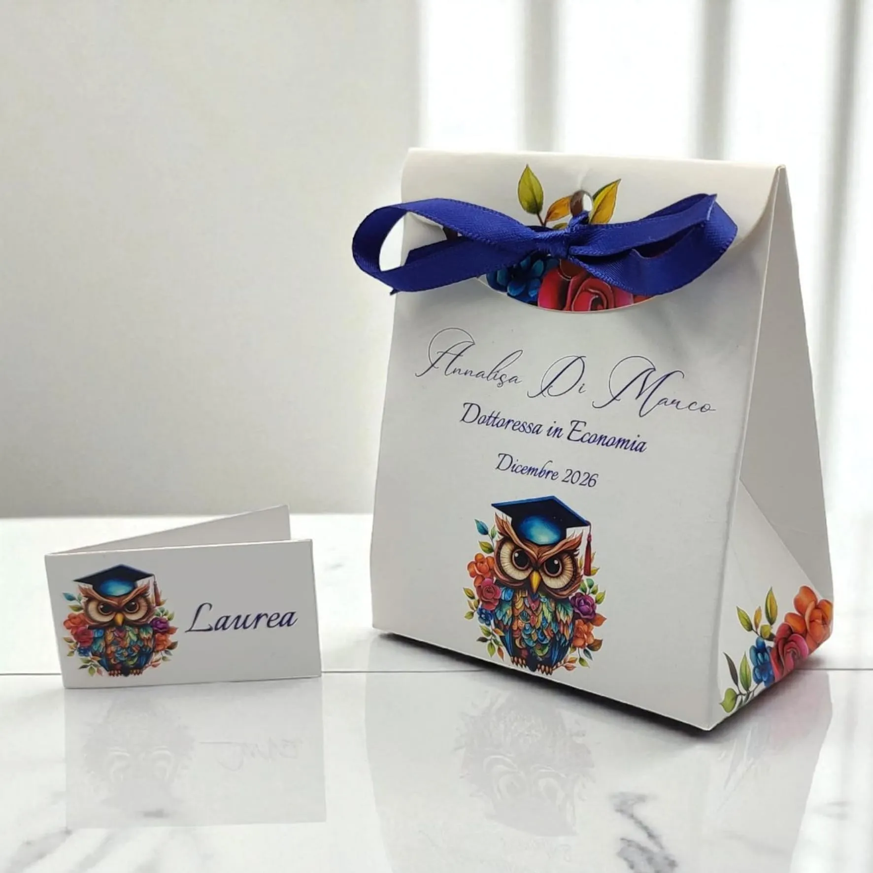 PV Grafik Bomboniere Laurea Personalizzate con Nome, Scatoline Portaconfetti con Bigliettini e Nastri, Nica 3L (Set da 24) - immagine 6