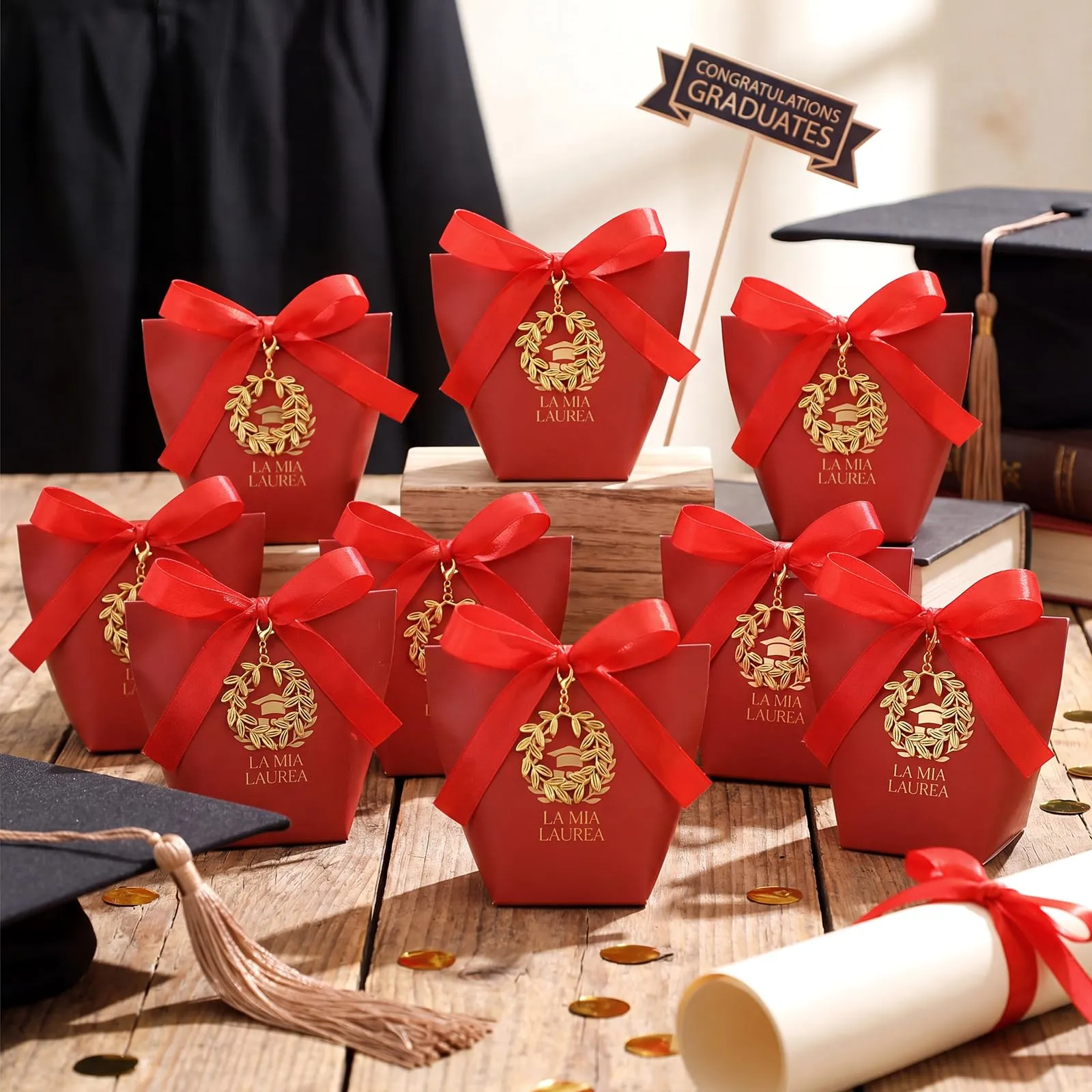 BBTO Set 30 Scatoline Portaconfetti Laurea con Portachiavi Corona d'Alloro e Nastro Rosso - immagine 3