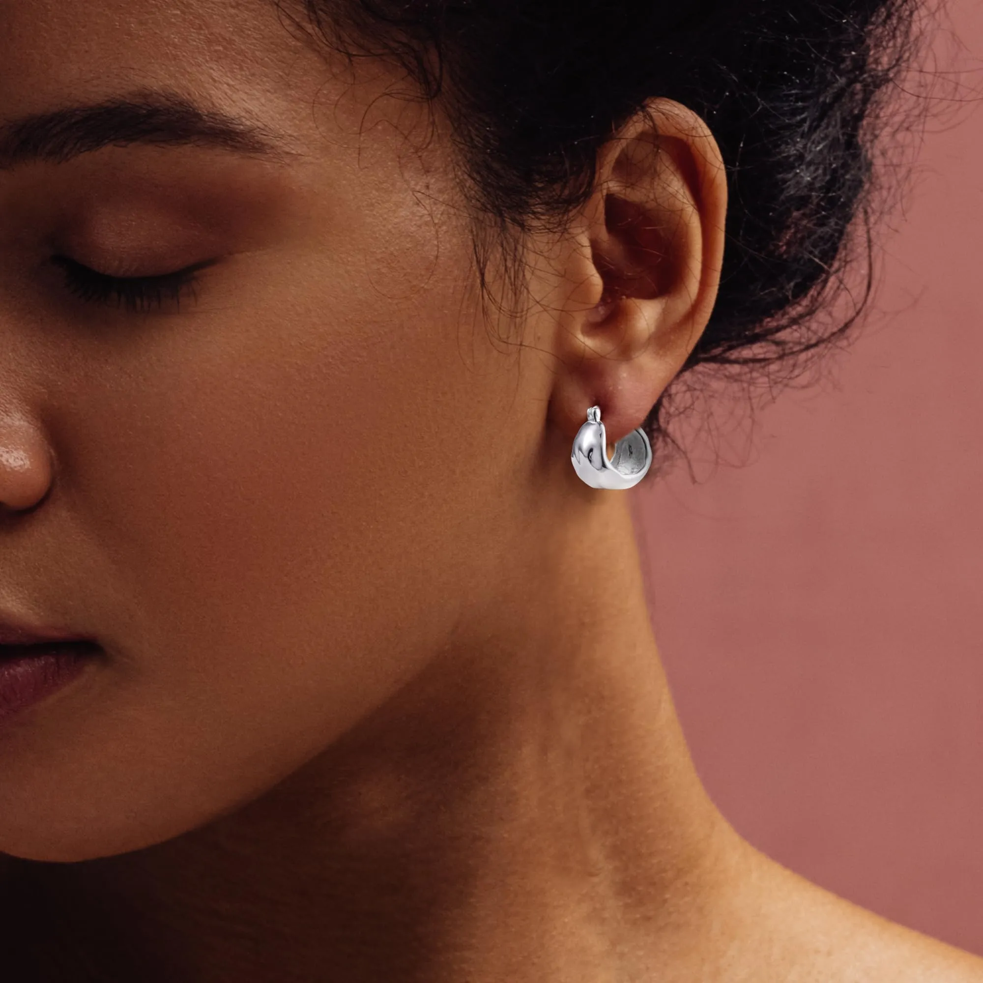 KISSPAT Orecchini a Cerchio Chunky in Argento Martellato, 19.5 mm - immagine 3