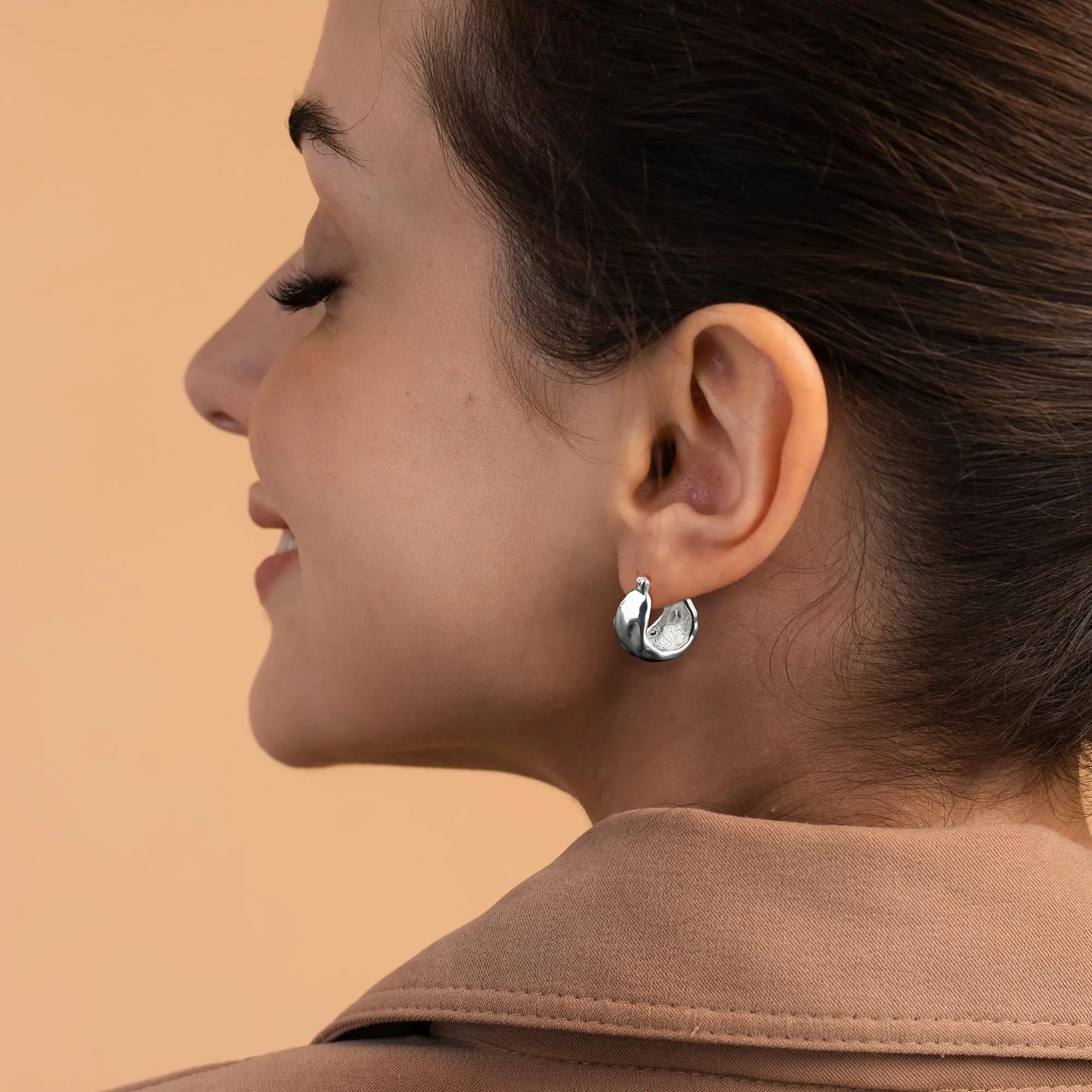 KISSPAT Orecchini a Cerchio Chunky in Argento Martellato, 19.5 mm - immagine 4