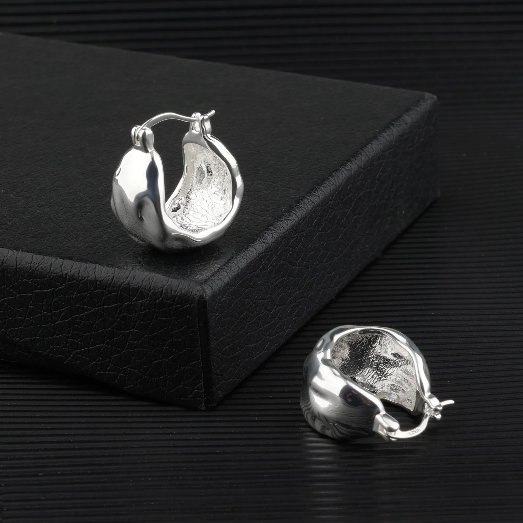 KISSPAT Orecchini a Cerchio Chunky in Argento Martellato, 19.5 mm - immagine 6