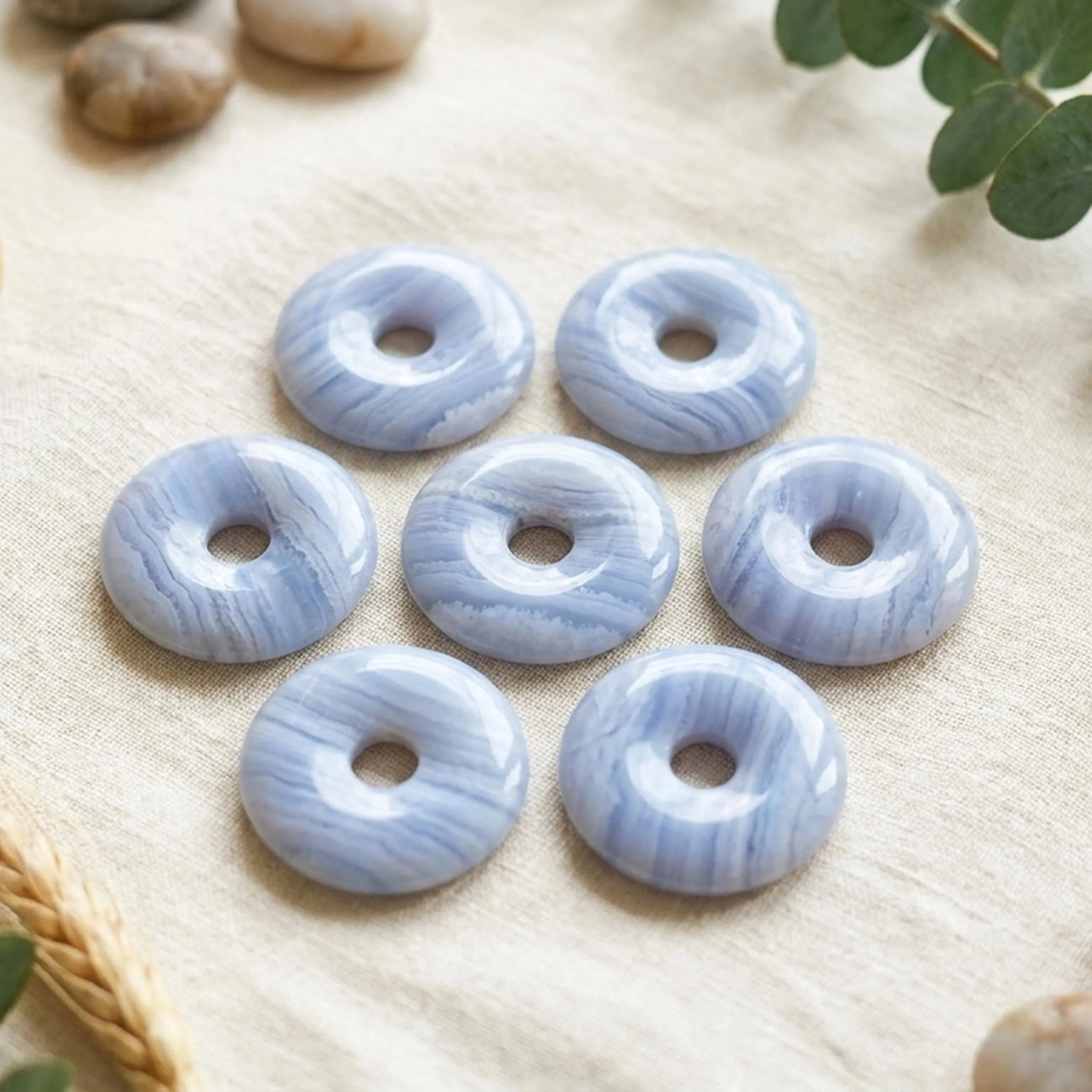Lebensquelle Plus Donut in Pietra Preziosa 30 mm con Cordoncino in Cotone e Scheda Pietra - immagine 3