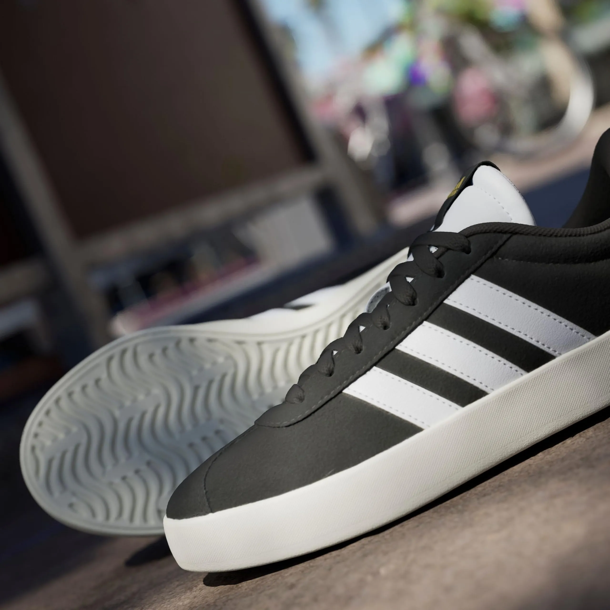 adidas VL Court 3.0 Shoes, Core Black / Cloud White / Gold Metallic, 36 EU - immagine 2
