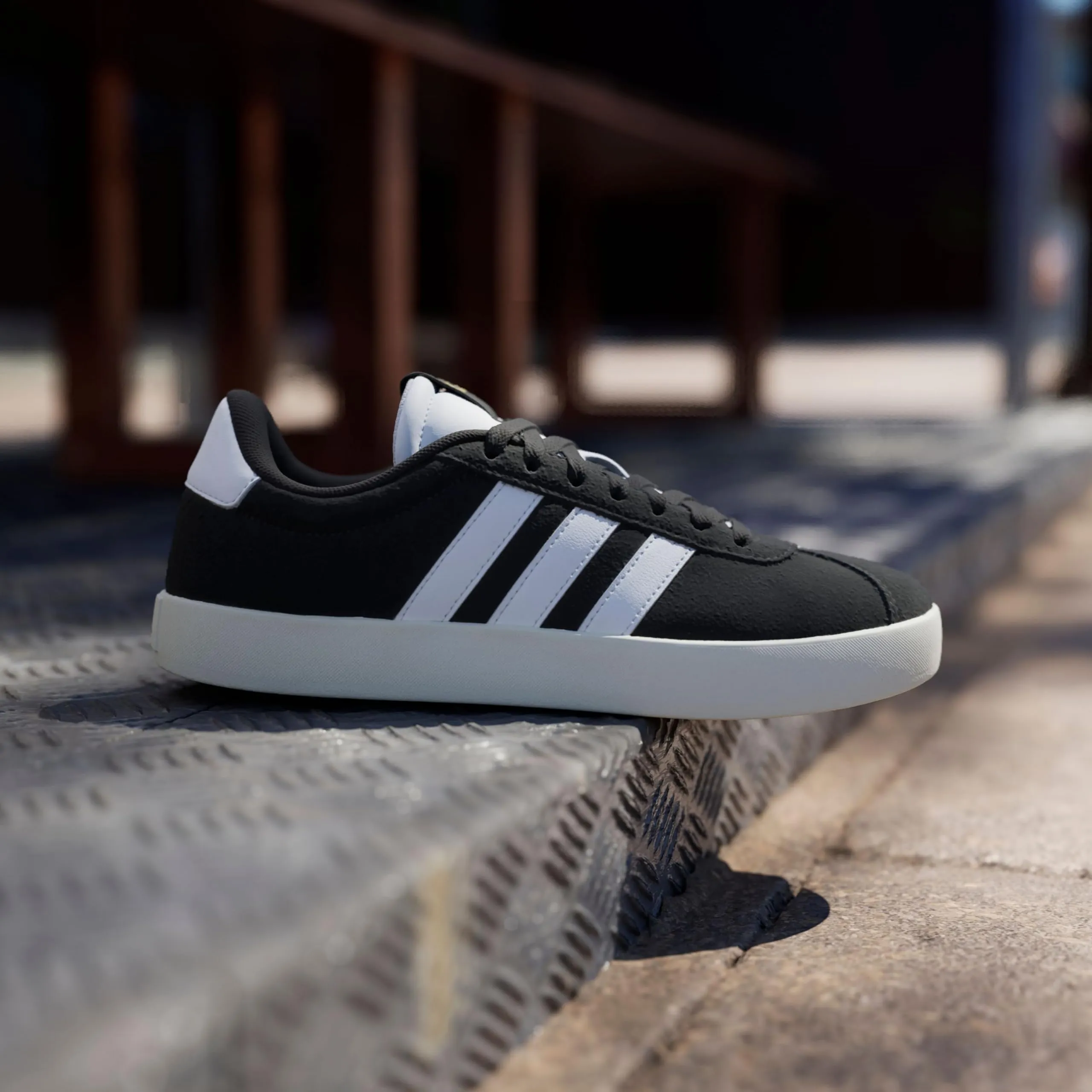 adidas VL Court 3.0 Shoes - Core Black / Cloud White / Gold Metallic - immagine 3